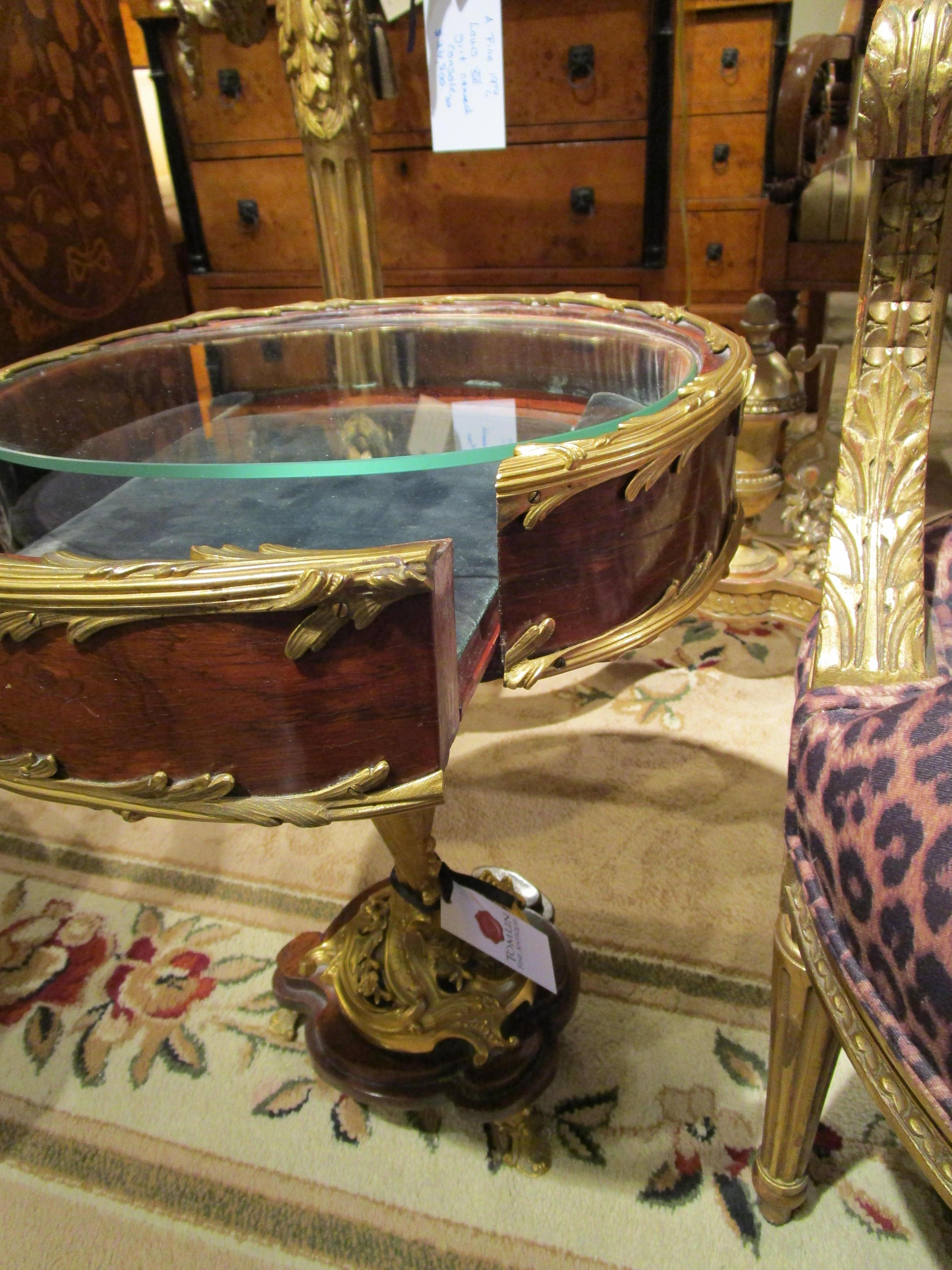 Belle Époque Rare et fine petite table vitrine du 19e siècle attribuée à F. Linke  en vente