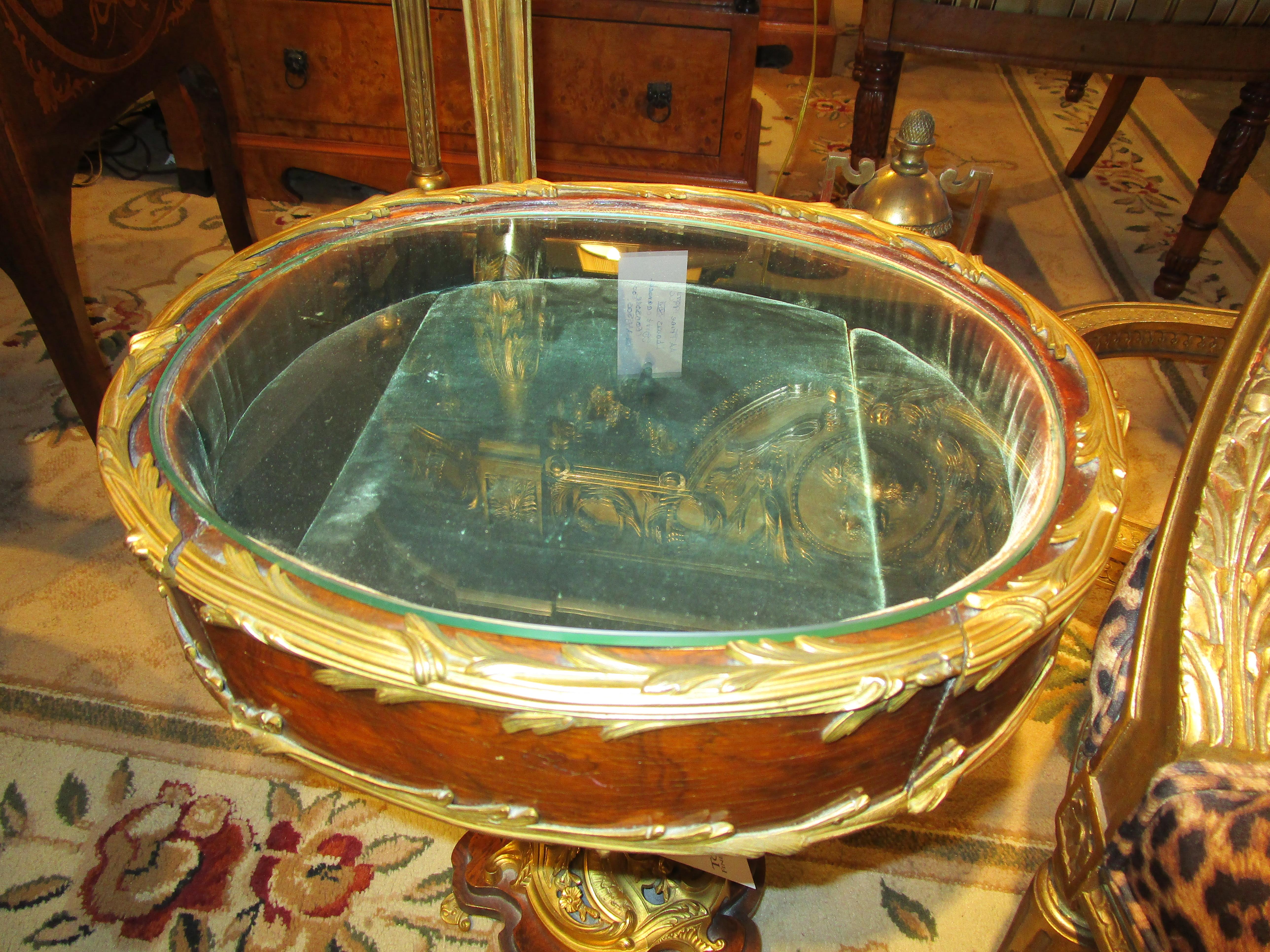 Doré Rare et fine petite table vitrine du 19e siècle attribuée à F. Linke  en vente