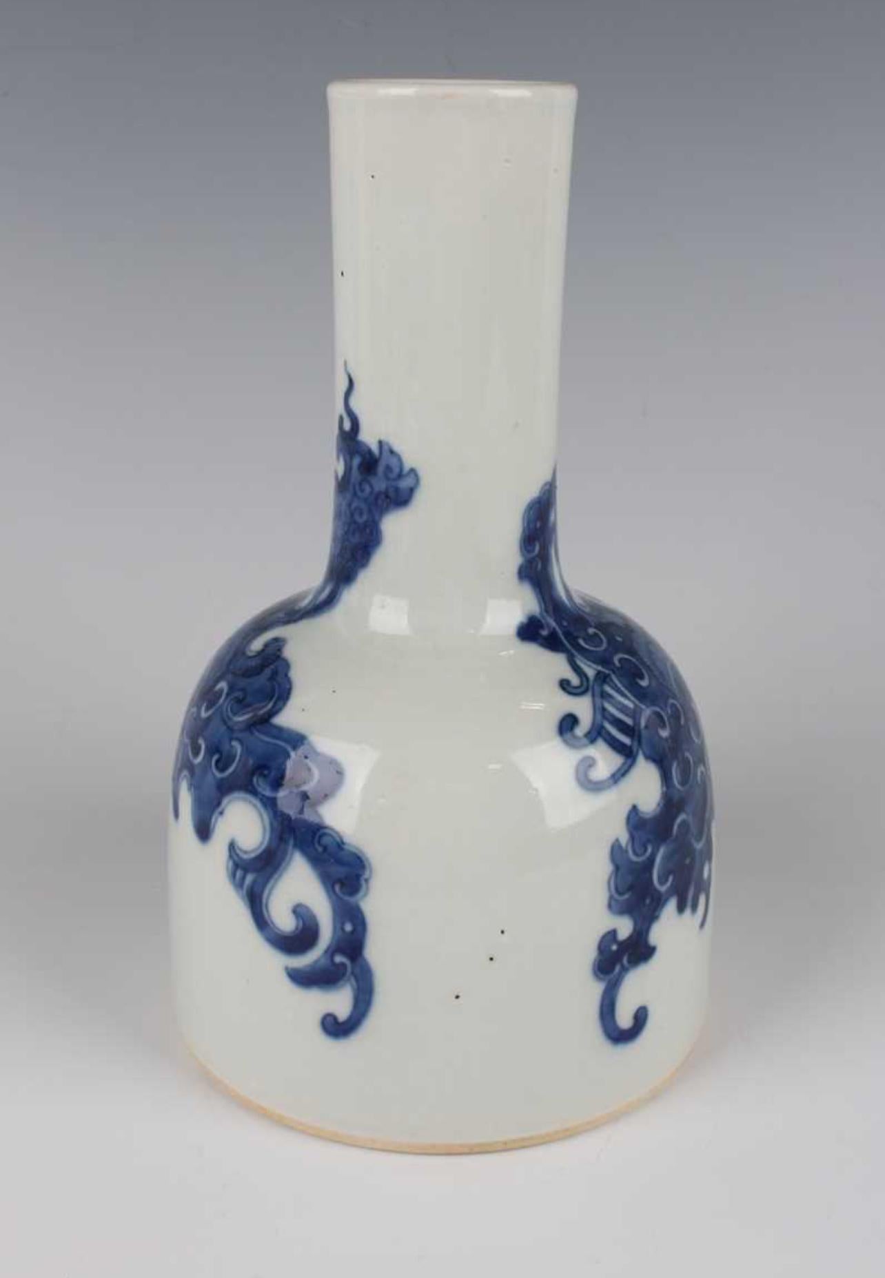 A FINE AND RARE BLUE AND WHITE MALLET-FORM VASE, Qing Dynasty. For Sale 4