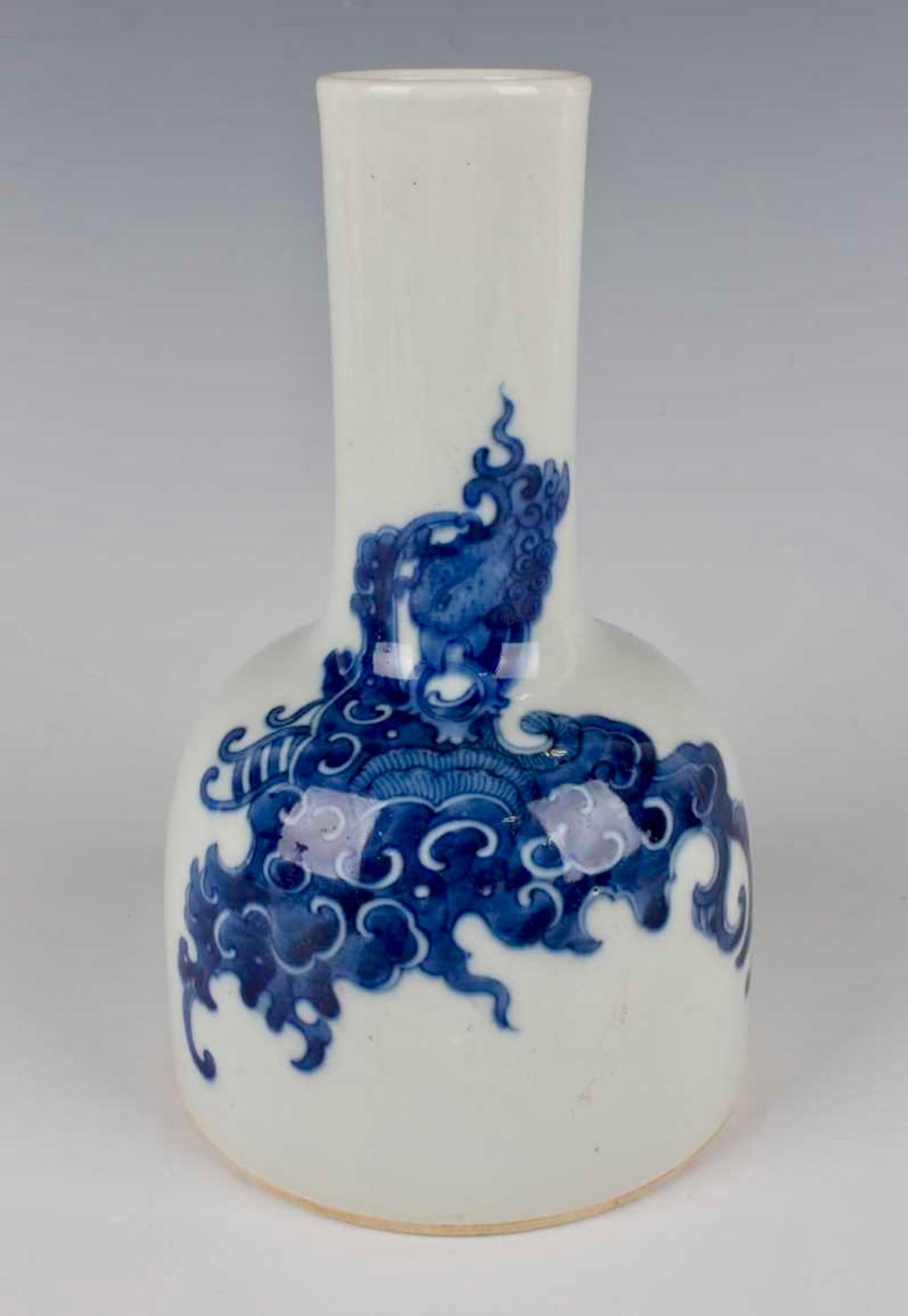 A FINE AND RARE BLUE AND WHITE MALLET-FORM VASE, Qing Dynasty. For Sale 5