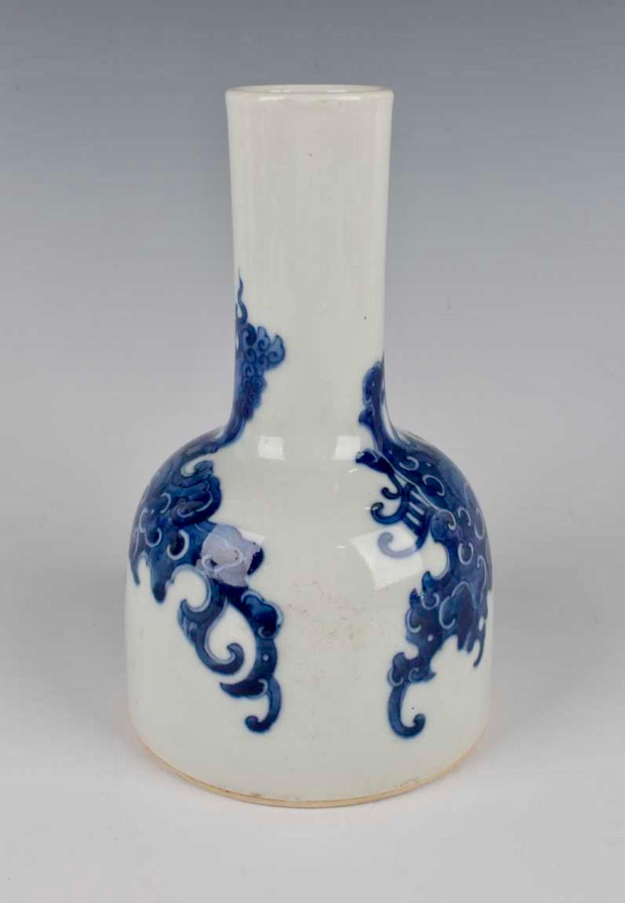 A FINE AND RARE BLUE AND WHITE MALLET-FORM VASE, Qing Dynasty. For Sale 6