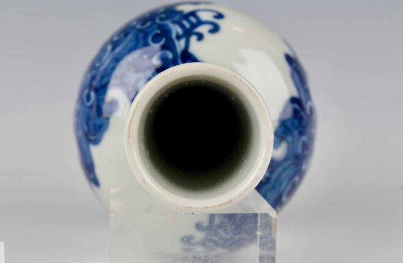 A FINE AND RARE BLUE AND WHITE MALLET-FORM VASE, Qing Dynasty. For Sale 9