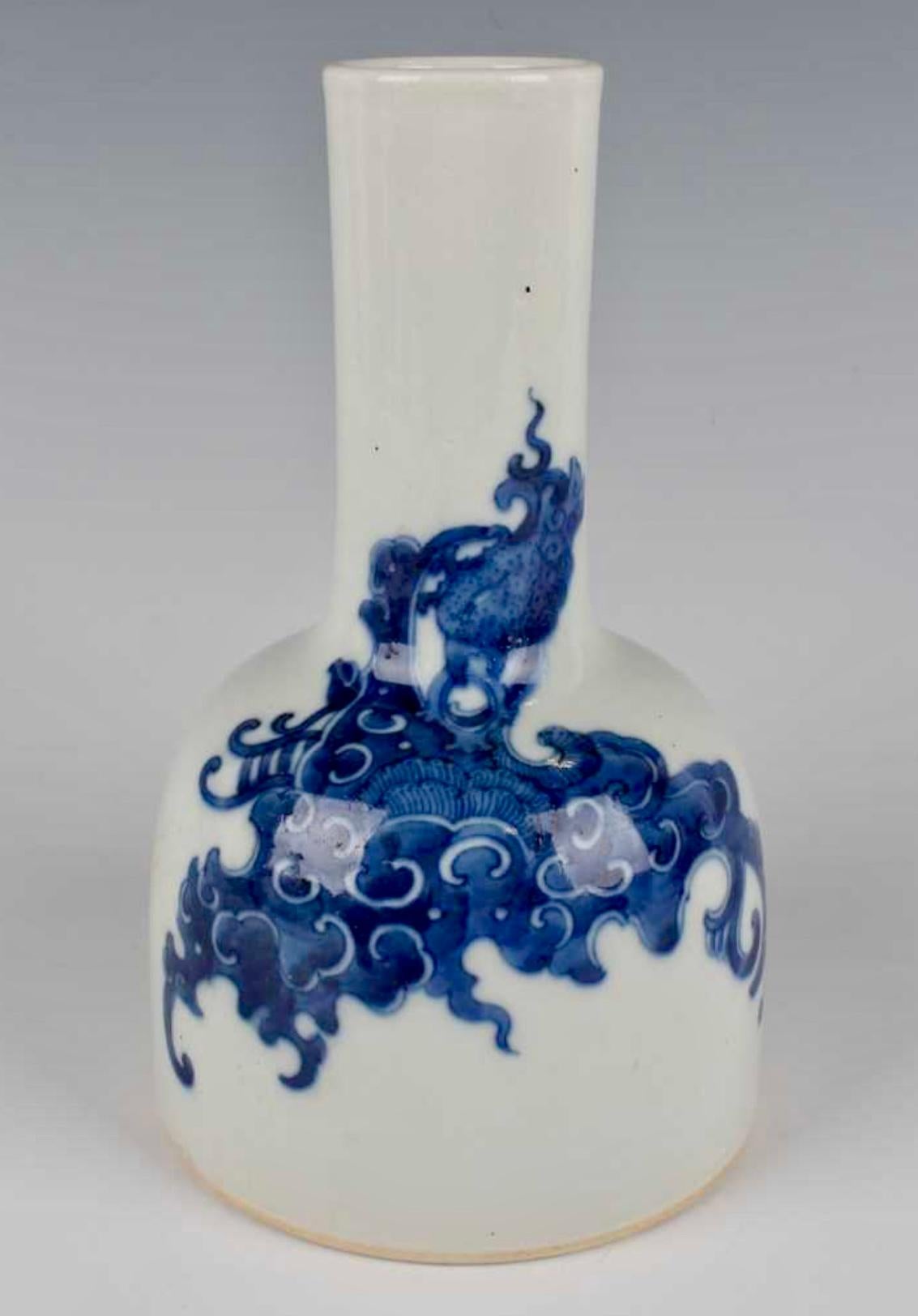 Hand-Painted A FINE AND RARE BLUE AND WHITE MALLET-FORM VASE, Qing Dynasty. For Sale