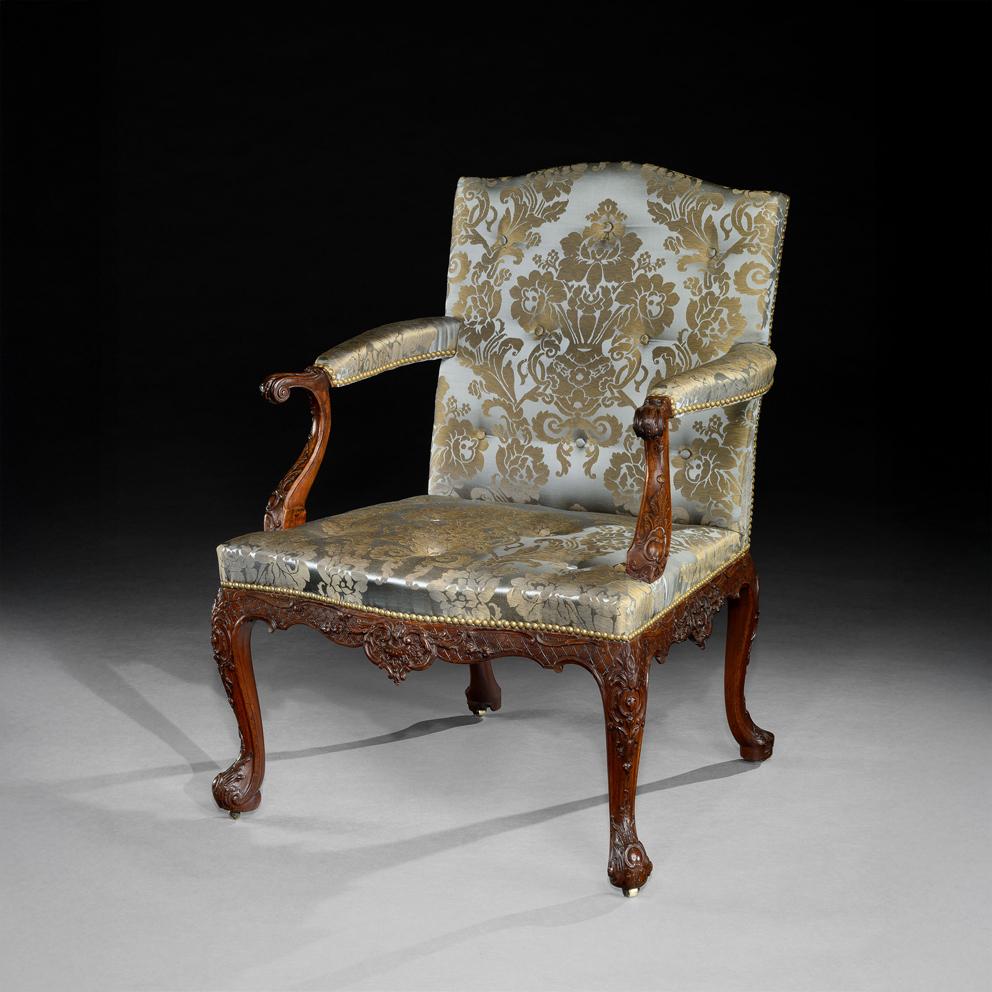Inglese, 1755 circa
 
Attribuito a Paul Saunders
 
Lo schienale imbottito con ringhiera superiore a serpentina, sopra un sedile imbottito a serpentina, i braccioli imbottiti su supporti a voluta intagliati con cabochon e fogliame a C, con ringhiere