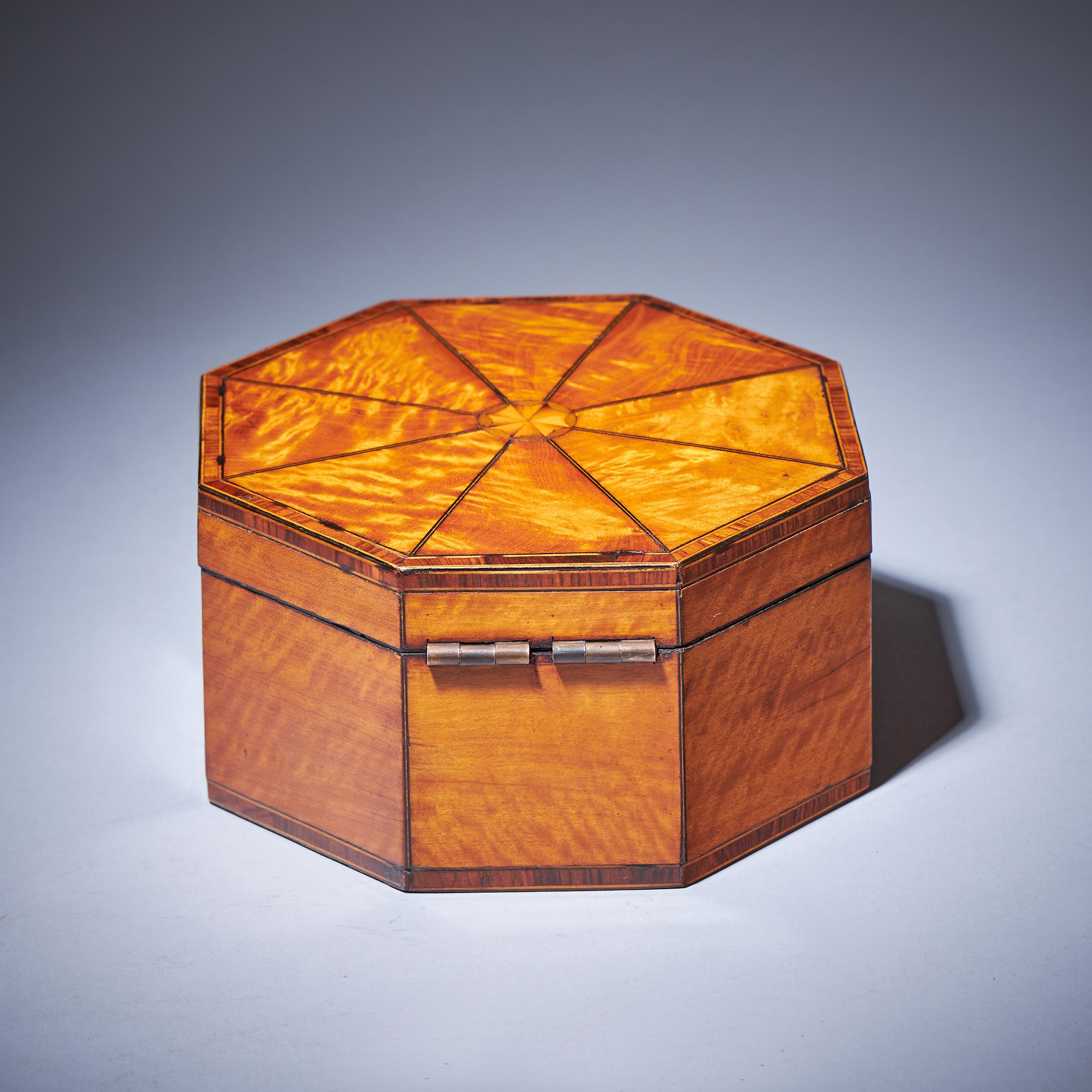 A Fine and Rare George III Octagonal Figured Satinwood Box, C.1790 In Good Condition For Sale In Oxfordshire, United Kingdom