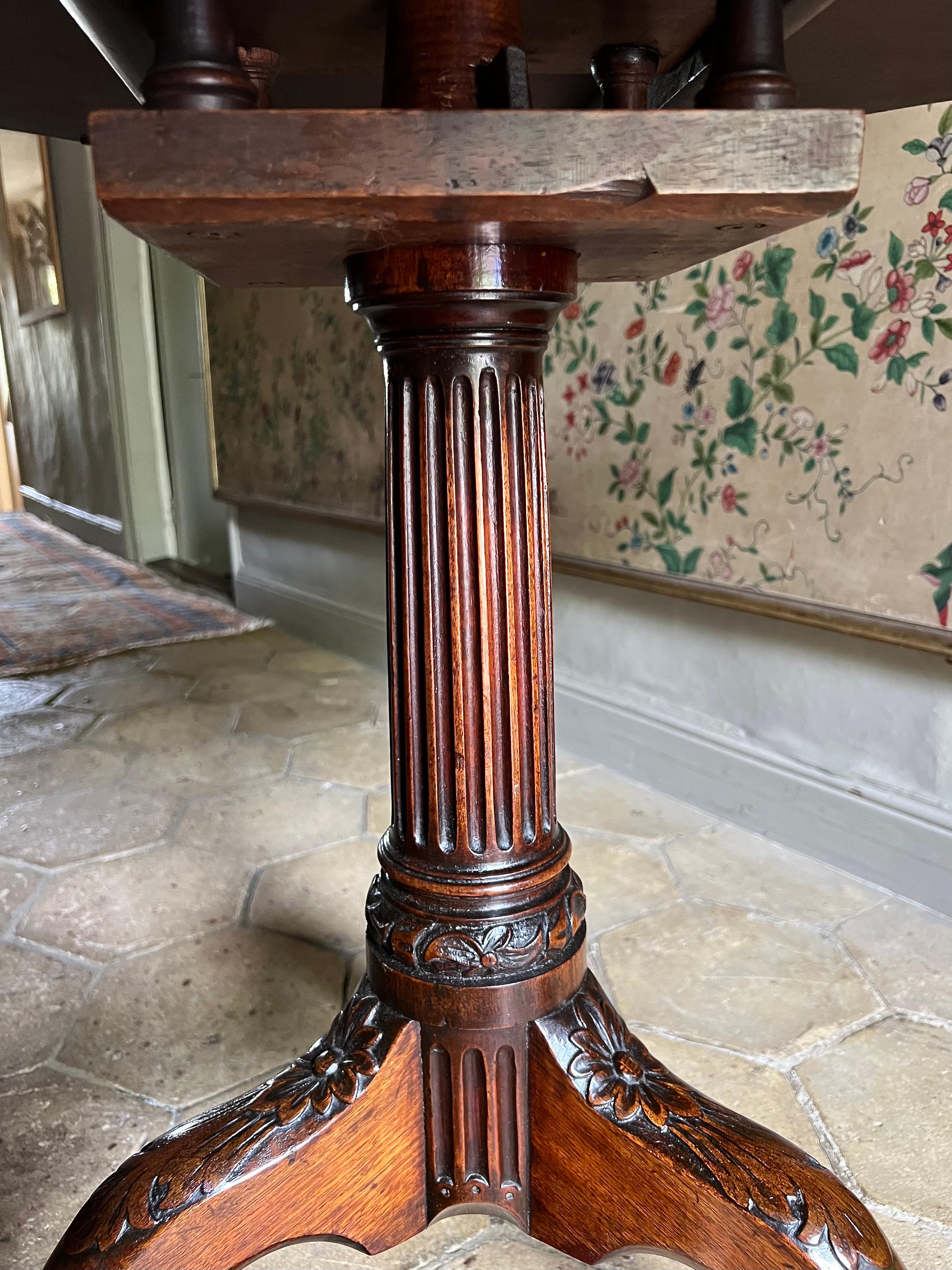 Table octogonale rare et raffinée en acajou de style George II en vente 1