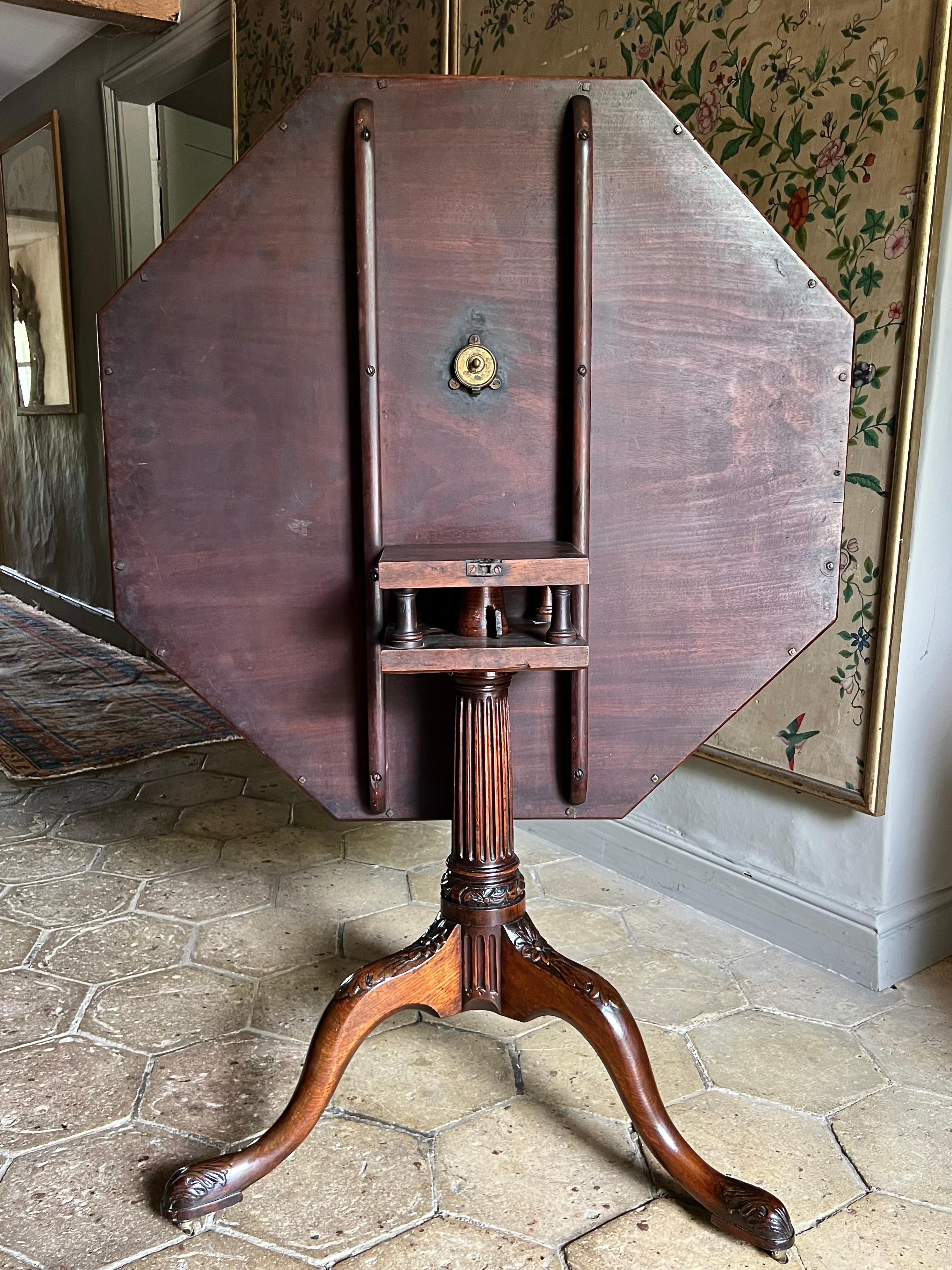 Table octogonale rare et raffinée en acajou de style George II en vente 2