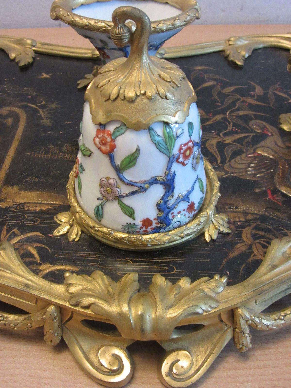 Francese Fine e raro calamaio Chinoiserie di grandi dimensioni del XIX secolo con campana e calamaio in porcellana in vendita