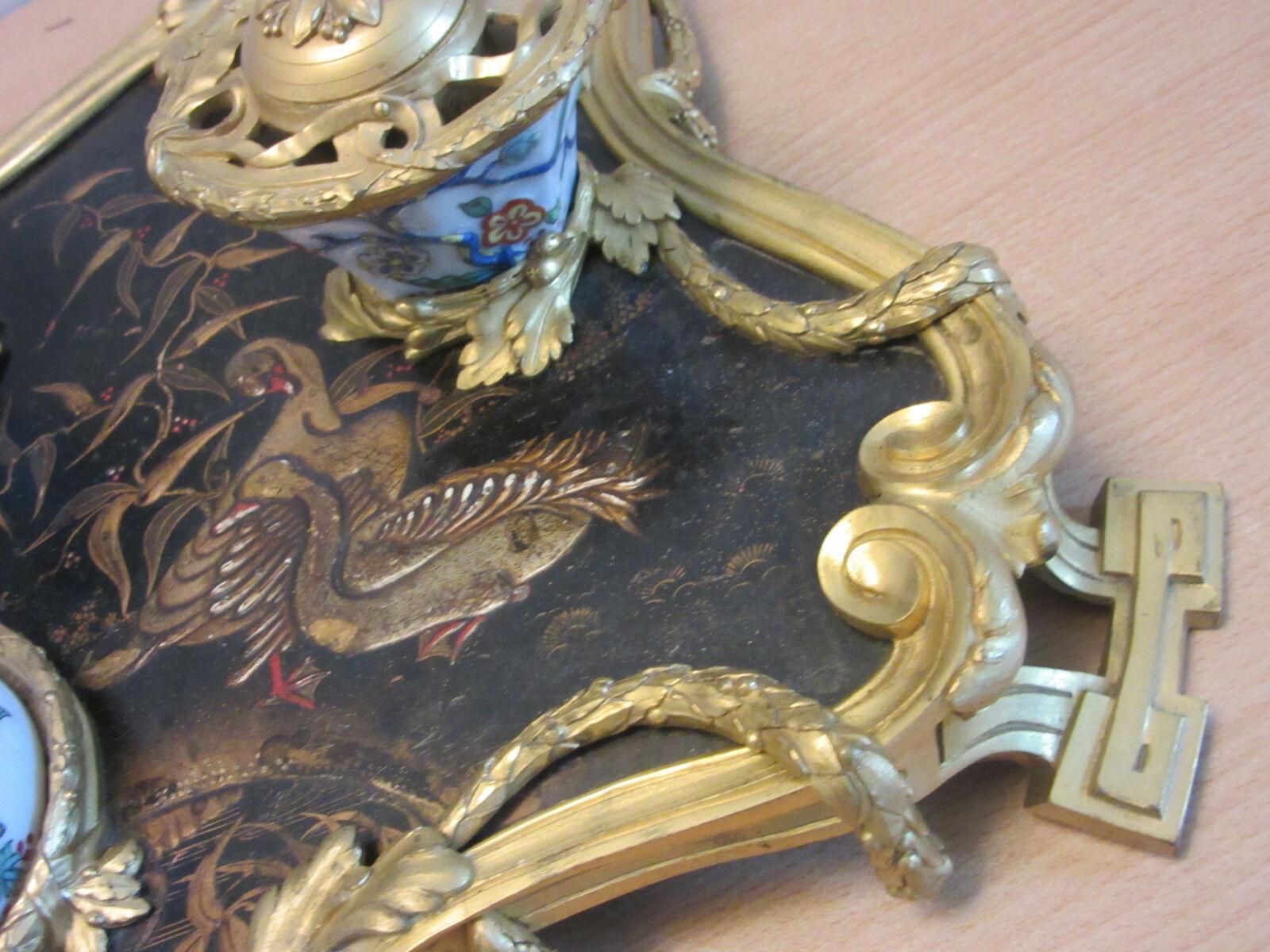 Dorato Fine e raro calamaio Chinoiserie di grandi dimensioni del XIX secolo con campana e calamaio in porcellana in vendita
