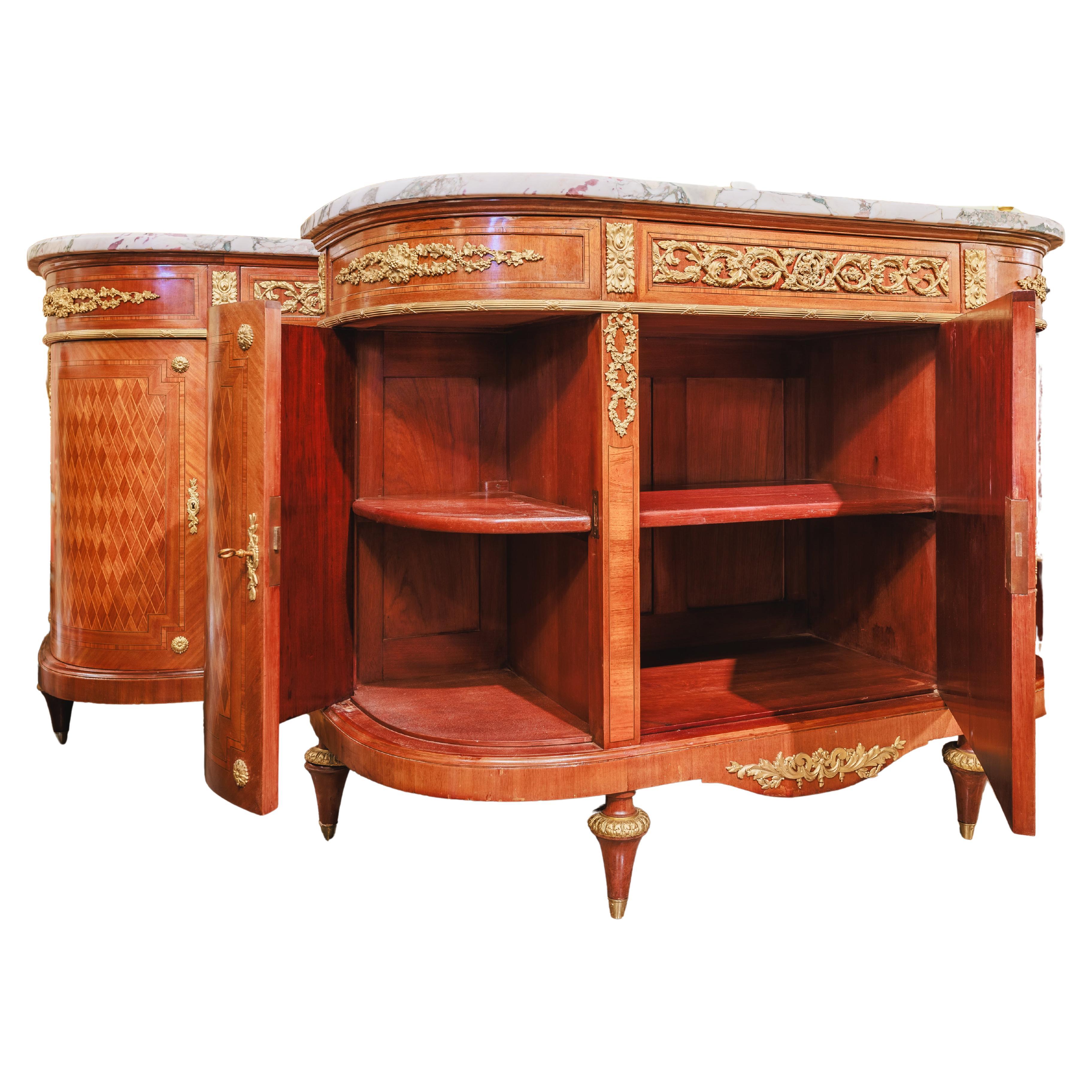 Un'ottima coppia di demilunes francesi del XIX secolo con piano in marmo satinato e montature in bronzo dorato. Intarsio in vari legni sulle porte centrali. Pannelli in parquet sui lati. Piani in marmo originali. Ottime condizioni da Parigi