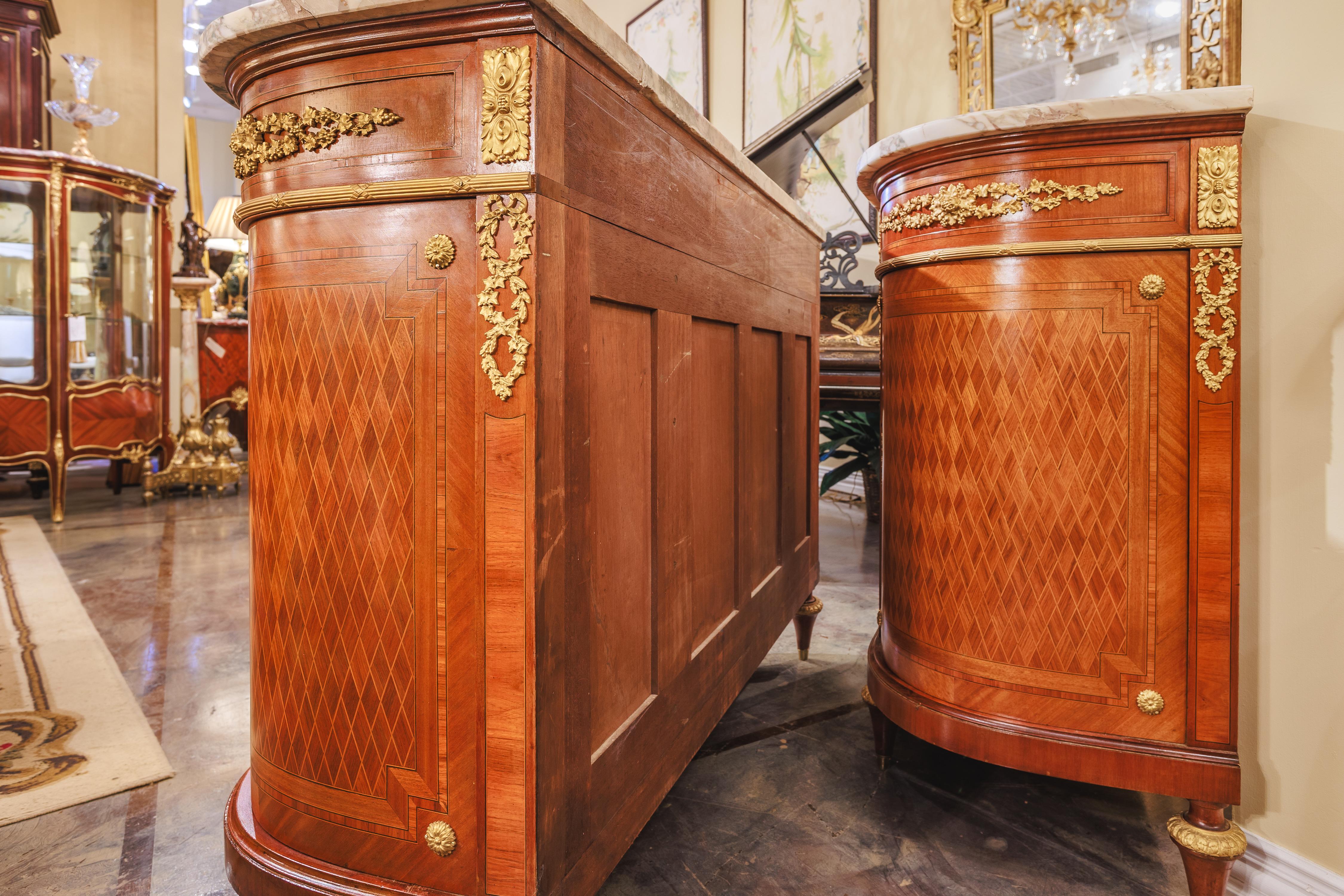 Francese Una bella e rara coppia di armadi francesi Luigi XVI del XIX secolo in legno satinato e intarsiato in vendita