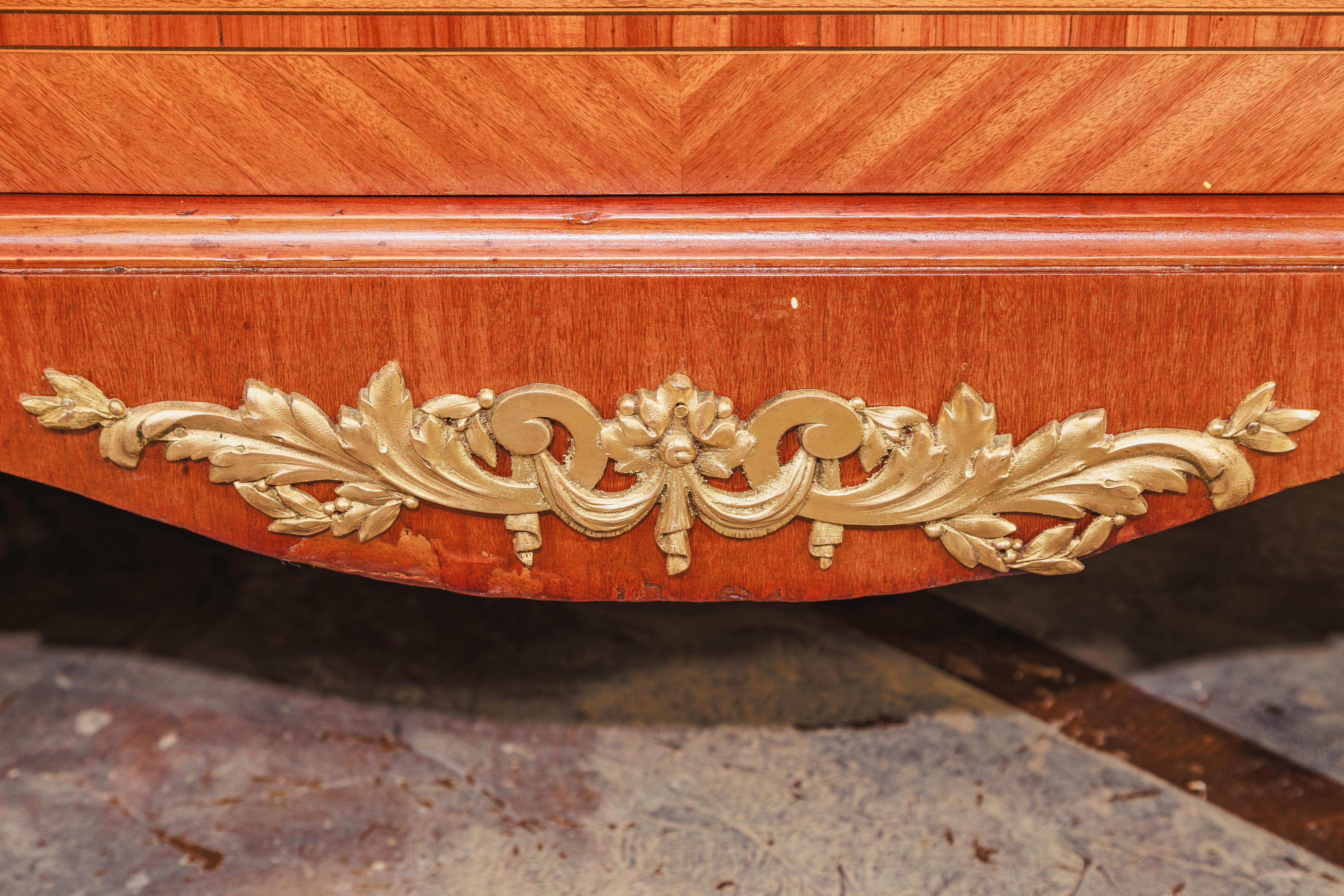 Una bella e rara coppia di armadi francesi Luigi XVI del XIX secolo in legno satinato e intarsiato In condizioni buone in vendita a Dallas, TX