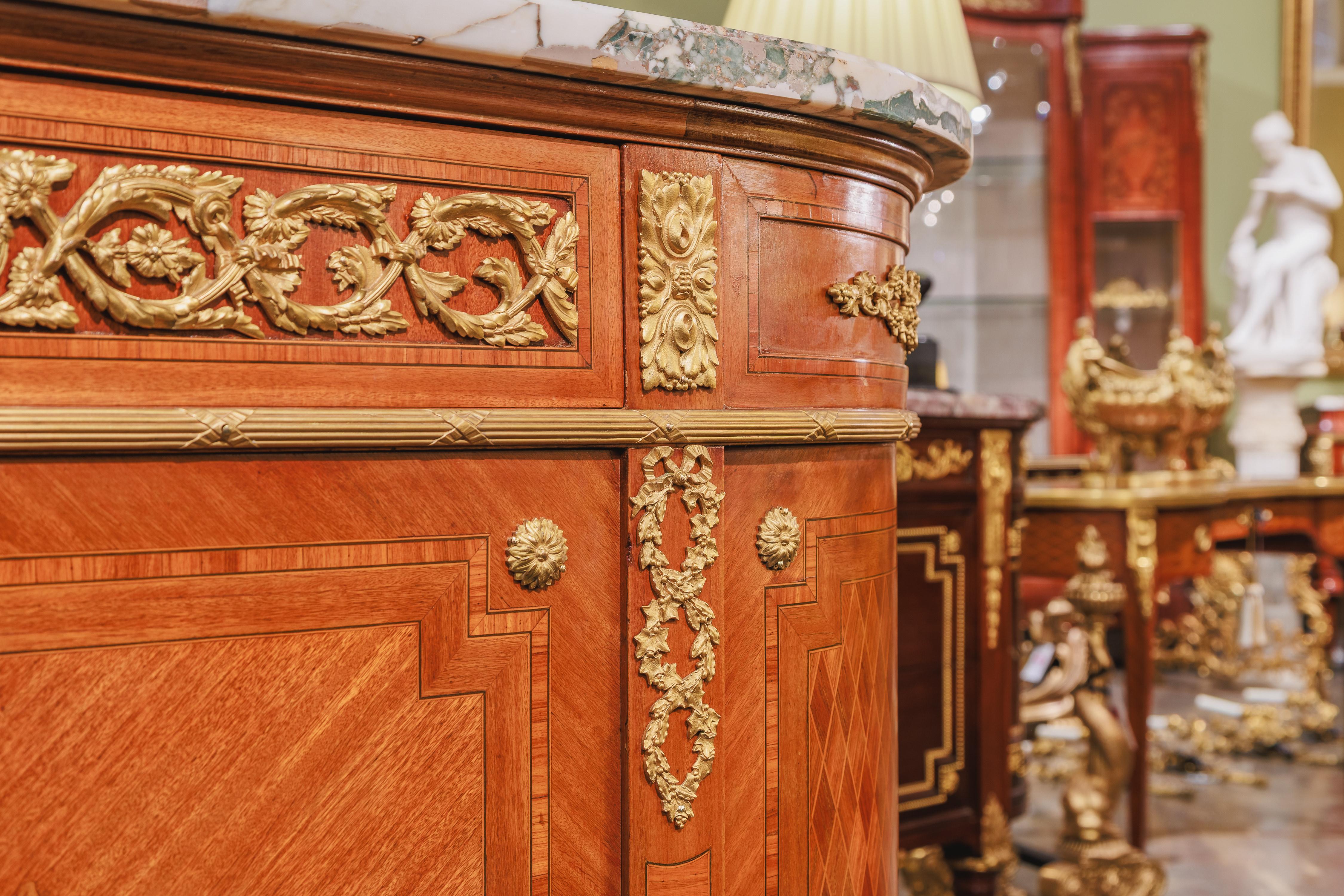 Una bella e rara coppia di armadi francesi Luigi XVI del XIX secolo in legno satinato e intarsiato in vendita 1