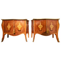 A  fino y raro par de cómodas de tulipwood y marquetería jorge 111 del s. XIX.