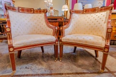 Coppia raffinata e rara di bergère russe del XIX secolo in mogano e ottone intarsiato