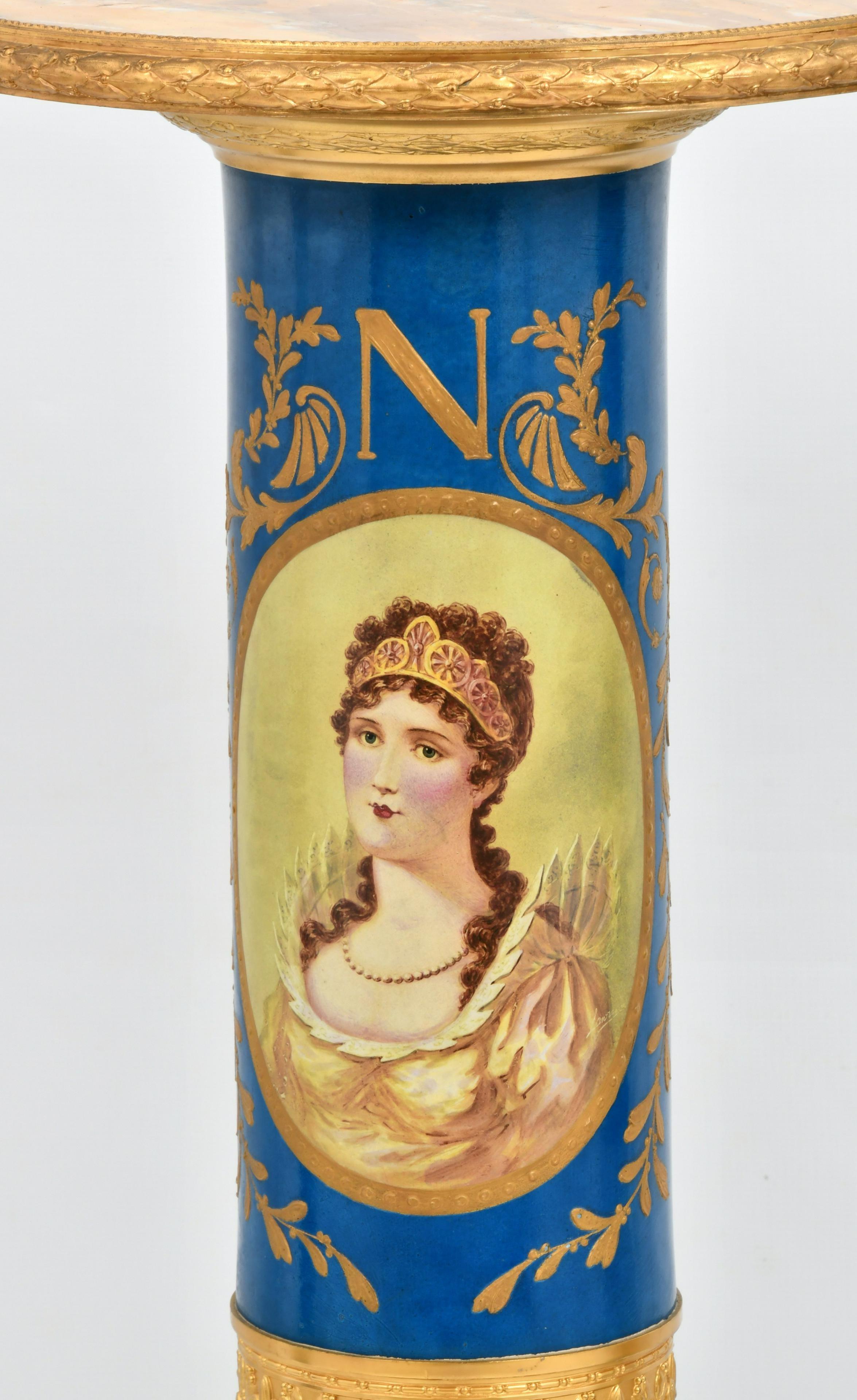 Coppia di piedistalli francesi in bronzo dorato, porcellana e marmo
XIX/20° secolo
Ciascuna con i ritratti di Napoleone Bonaparte e di sua moglie, Maria Luisa, duchessa di Parma.
Misure: 44 x 14 1/2 pollici.
 