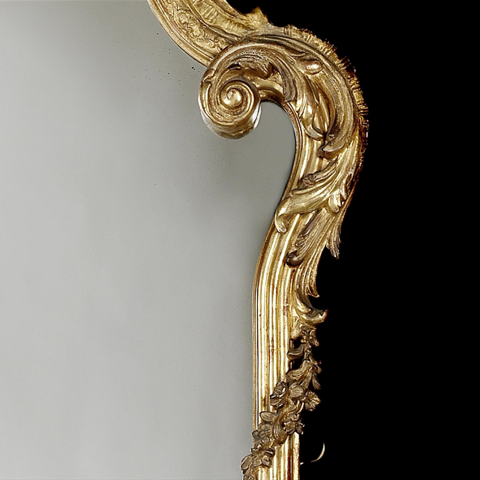 Intagliato Specchio in legno dorato intagliato in stile Luigi XV, fine e alto, 1870 circa in vendita