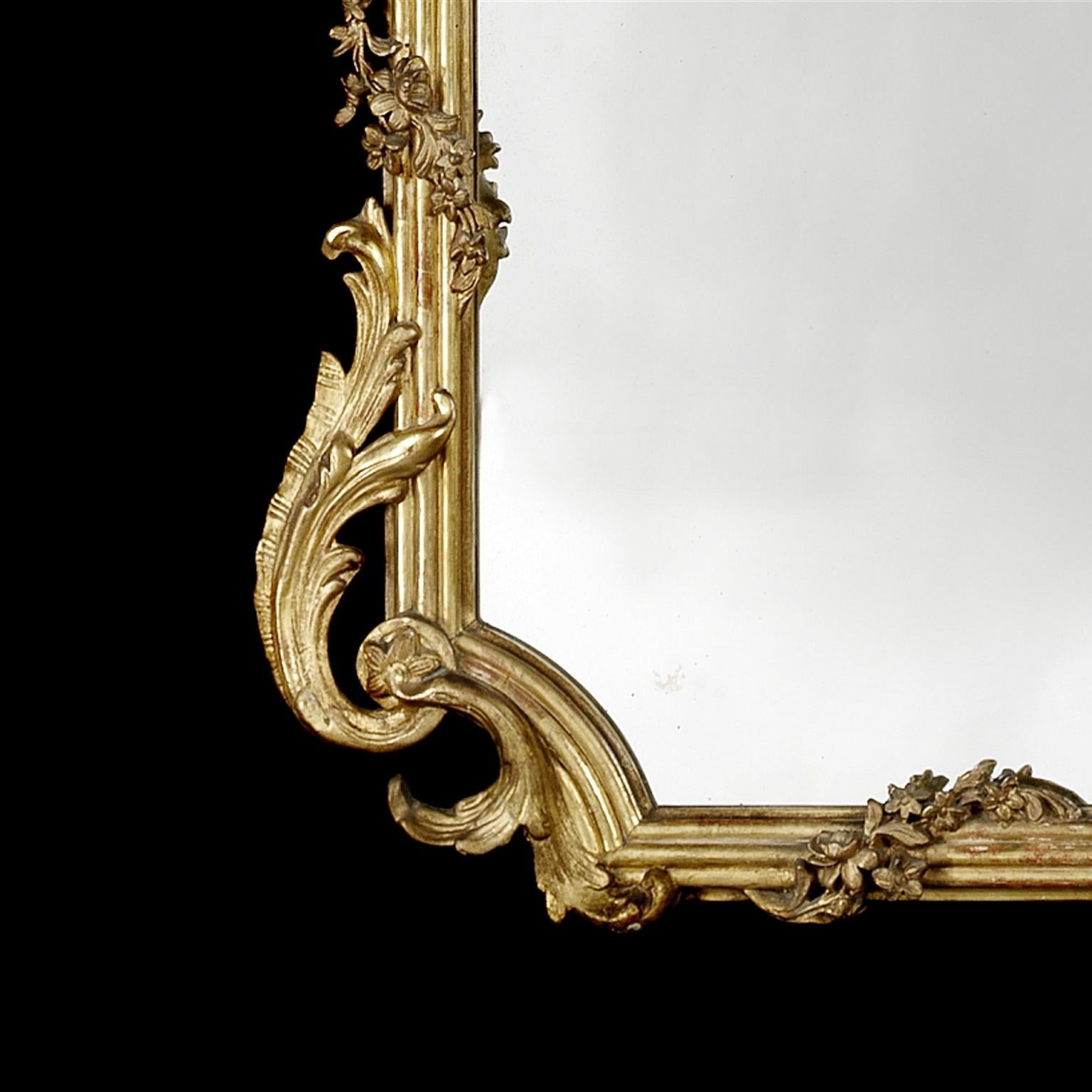 Geschnitzter Spiegel aus vergoldetem Holz im Louis-XV-Stil, um 1870 im Zustand „Gut“ im Angebot in Brighton, West Sussex