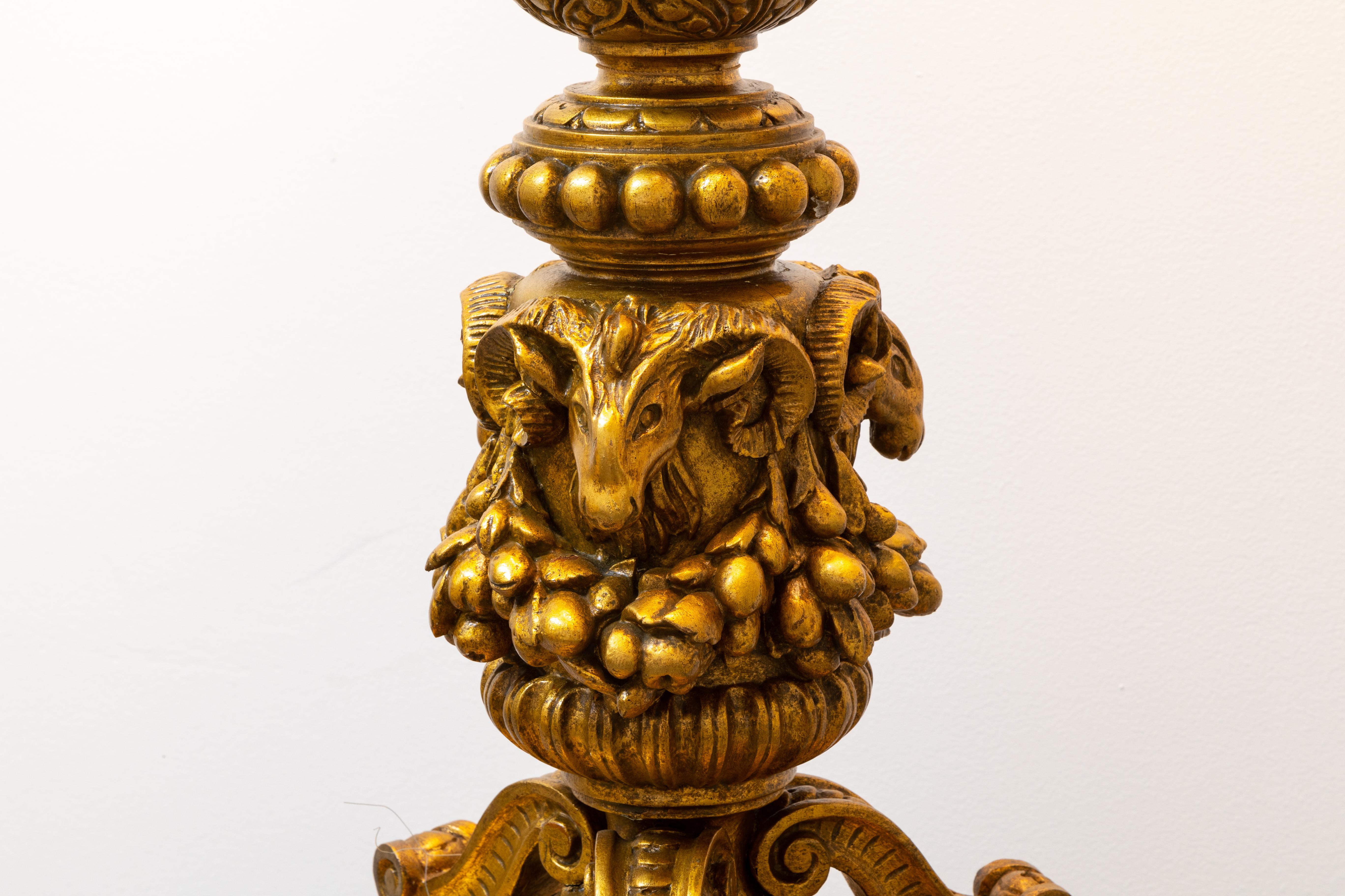 Un beau lampadaire doré du 19ème siècle, fortement sculpté.
