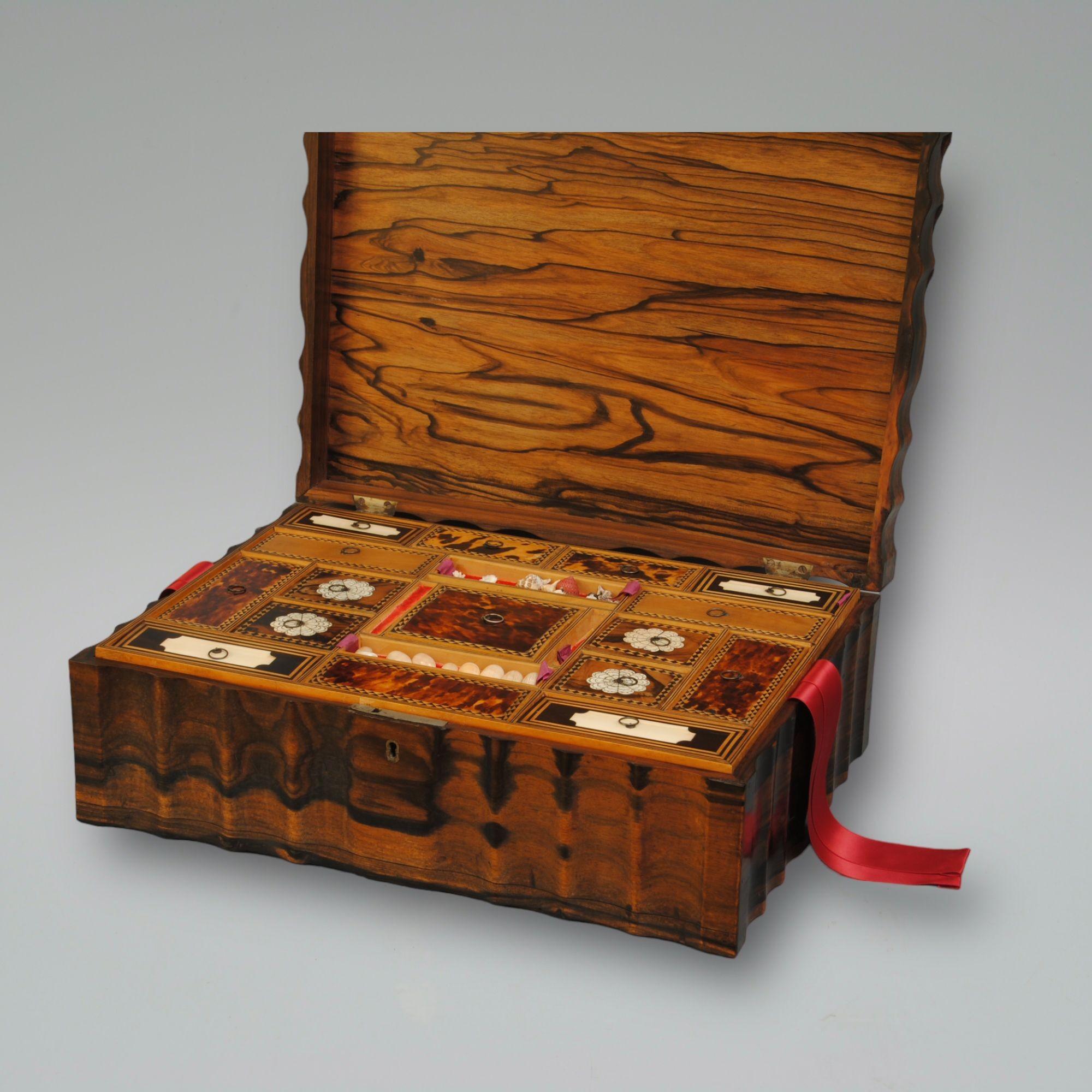 Fina caja de trabajo coromandel de principios del siglo XIX con diseño frontal moldeado e interior encajado que contiene una estupenda colección de conchas marinas.
Número de registro marfil 8NEDUS4R.