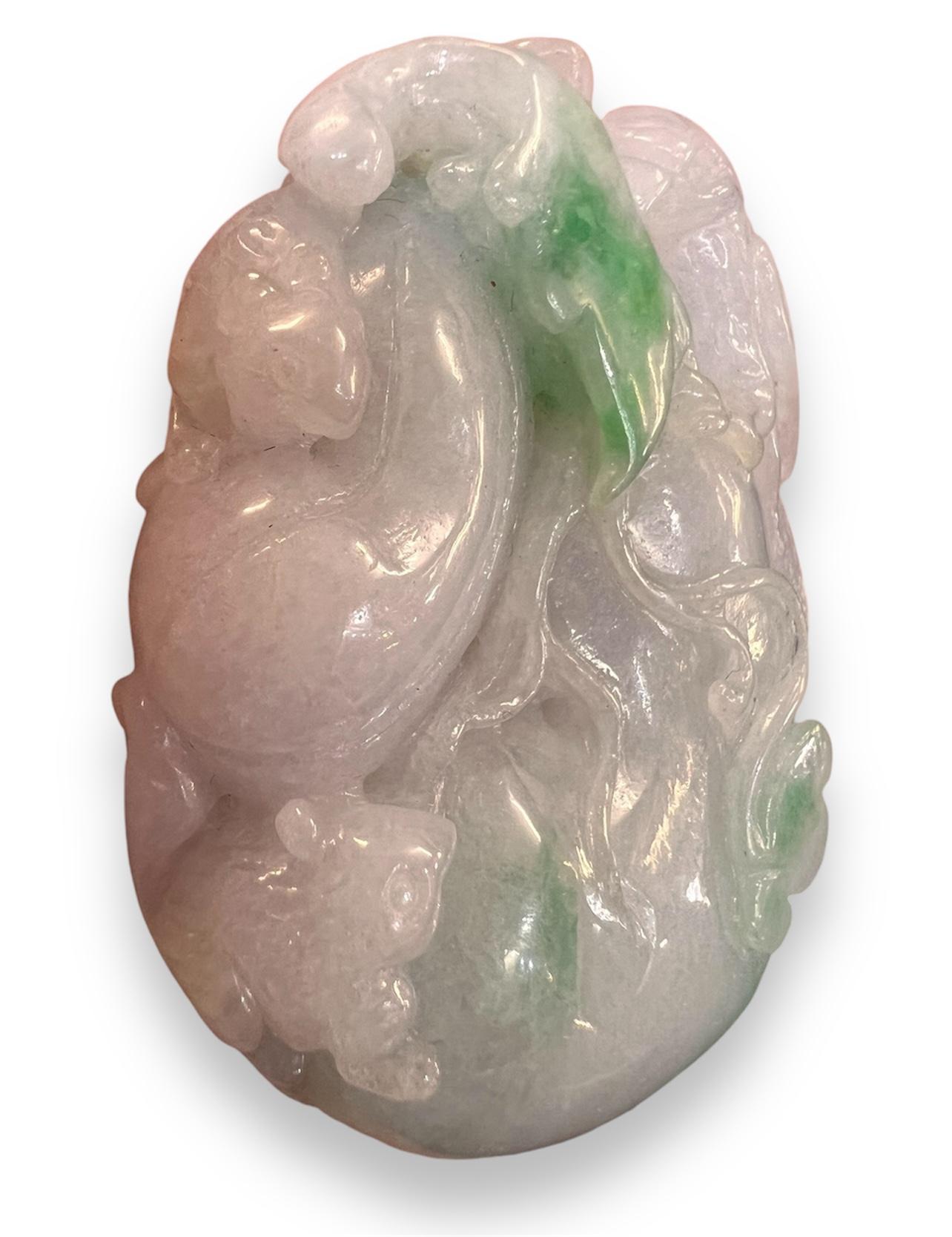 A Fine Antique Chinese Jade Jadeite Toggle Pendant Carving. In Good Condition For Sale In London, GB