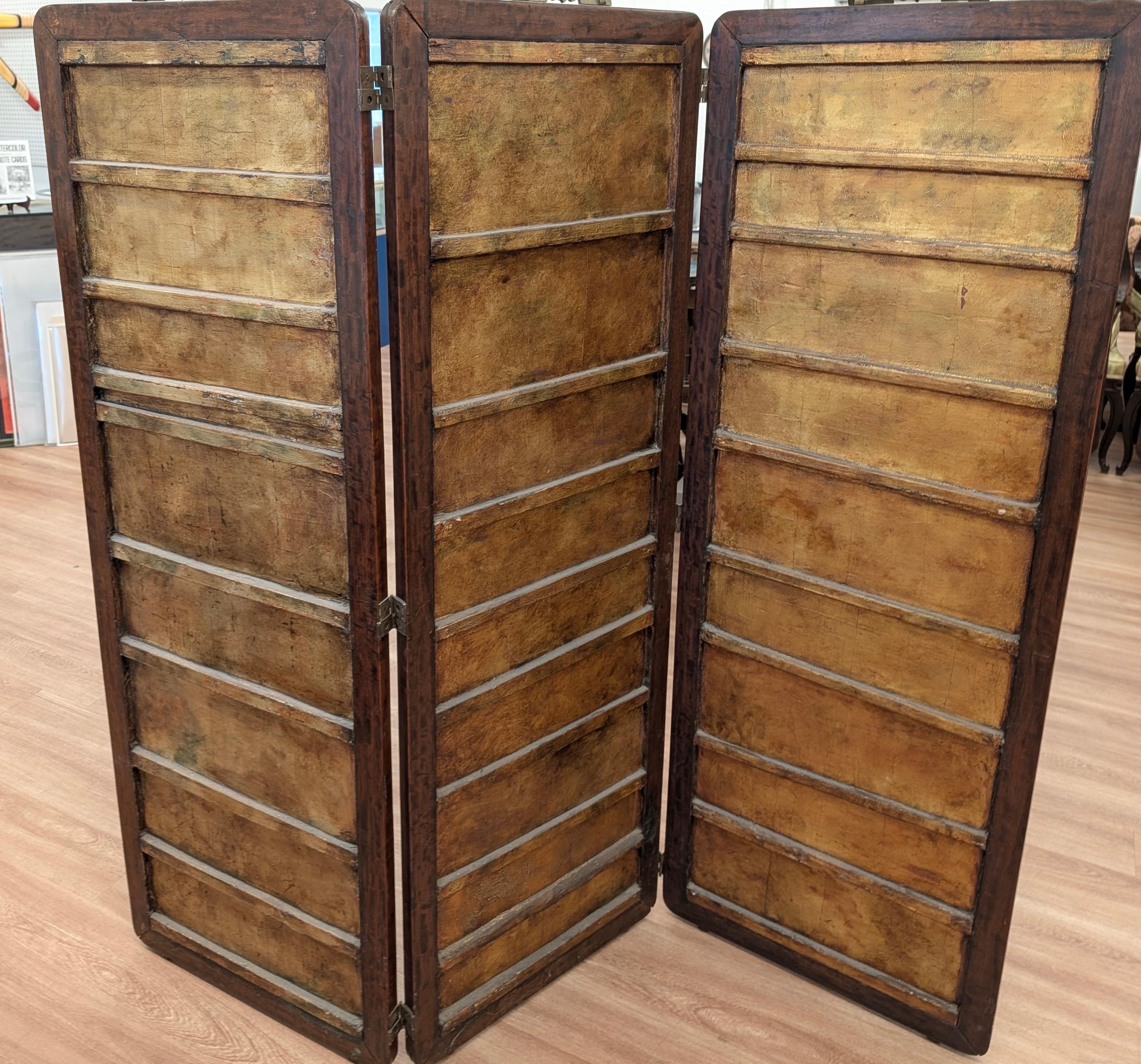 A Fine Antique Chinese Lacquer and Hardwood Folding Screen In condizioni buone in vendita a Lambertville, NJ