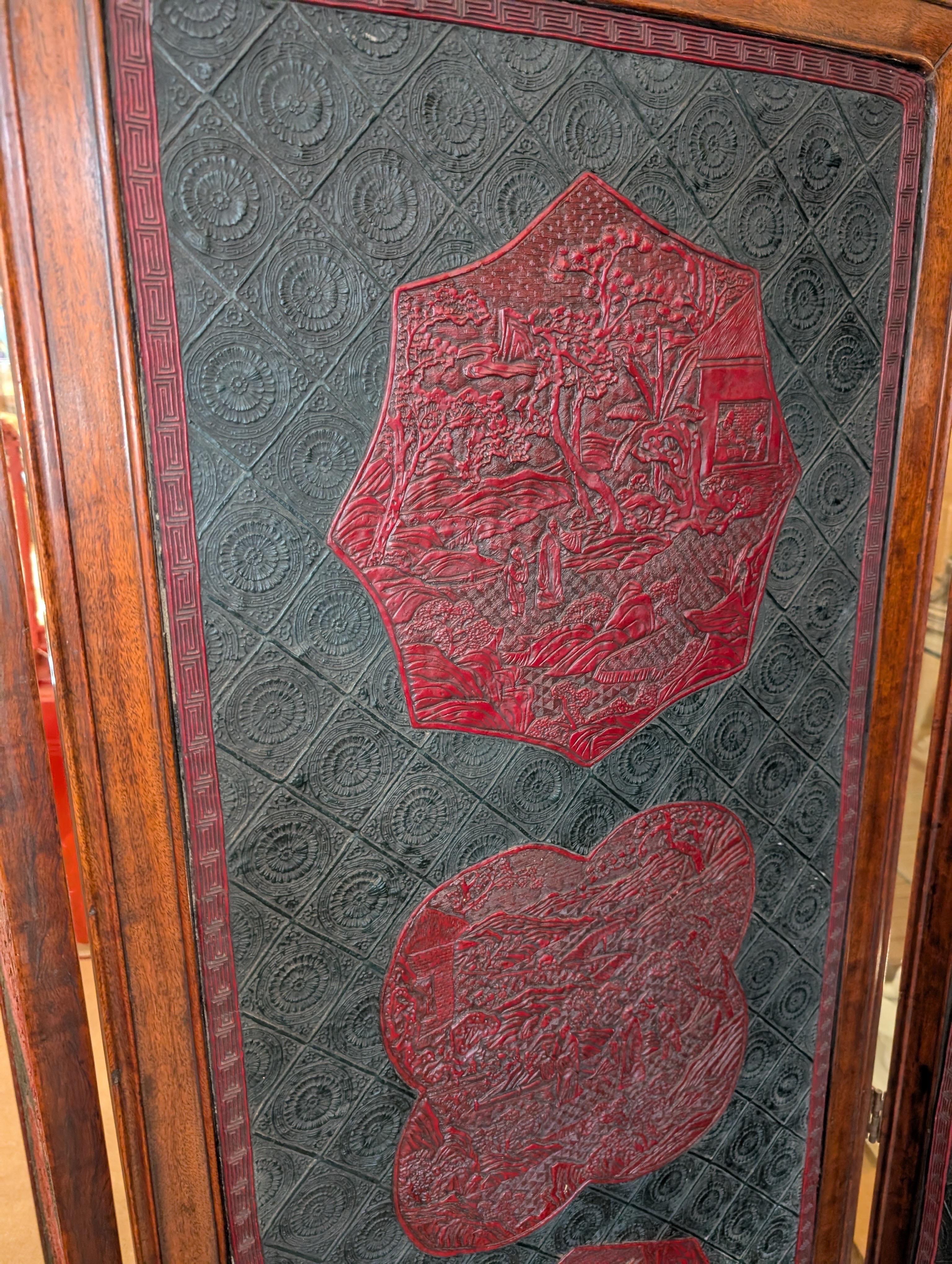 A Fine Antique Chinese Lacquer and Hardwood Folding Screen in vendita 2