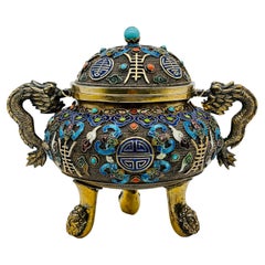 Un beau récipient chinois ancien à couvercle et à pieds en argent doré et émail filigrane