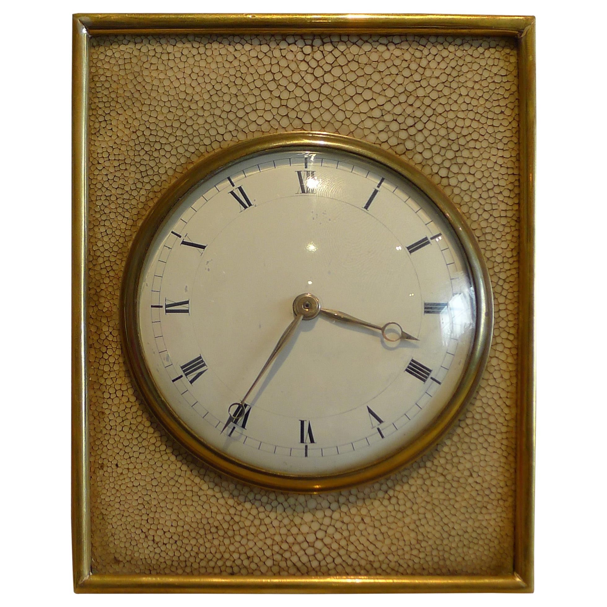 Antike englische edwardianische Uhr mit Struktur aus Chagrinleder und vergoldeter Bronze