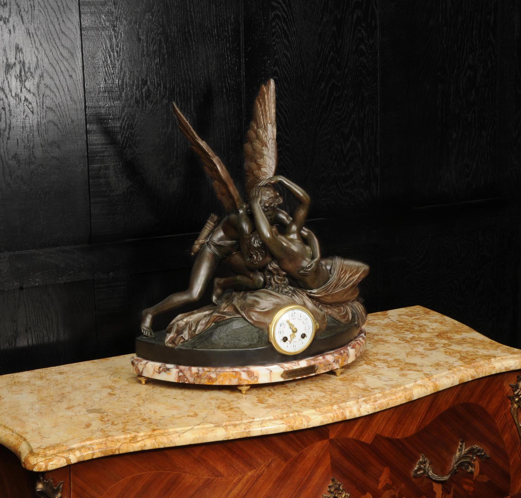 Eine feine Antique French Figural Mantel Uhr Amour et Psyche-nach Antonio Canova (Unbekannt) im Angebot