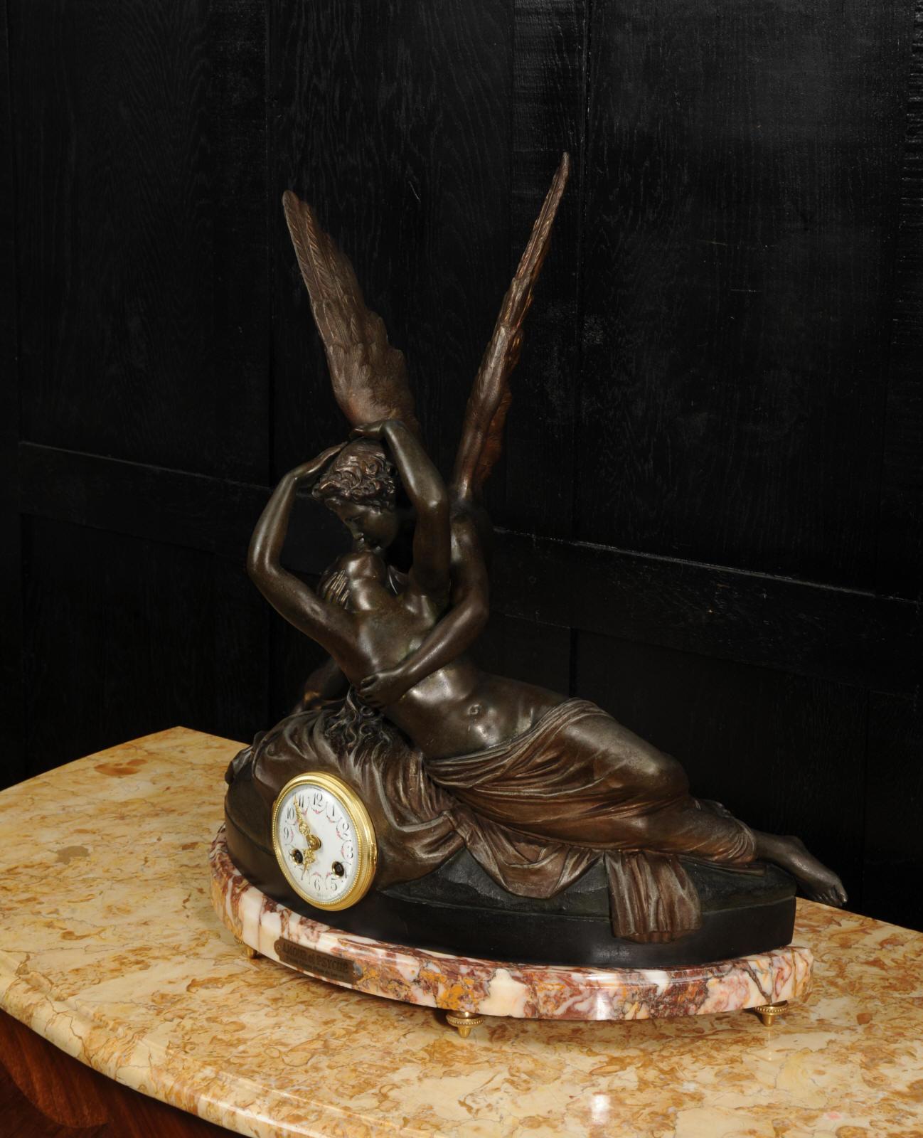 Eine feine Antique French Figural Mantel Uhr Amour et Psyche-nach Antonio Canova (Metall) im Angebot