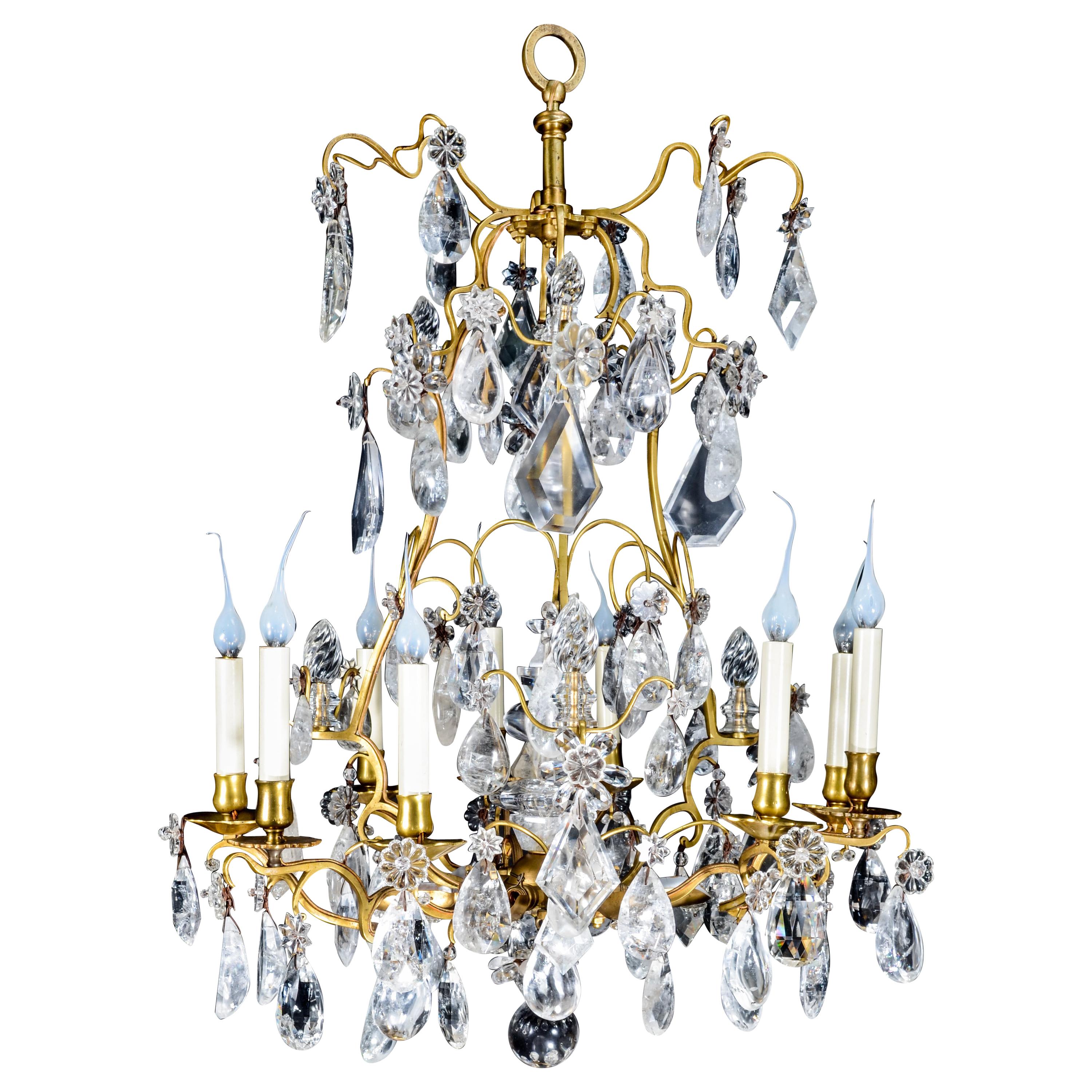 Un beau lustre français ancien de style Louis XVI en bronze doré et cristal de roche taillé
