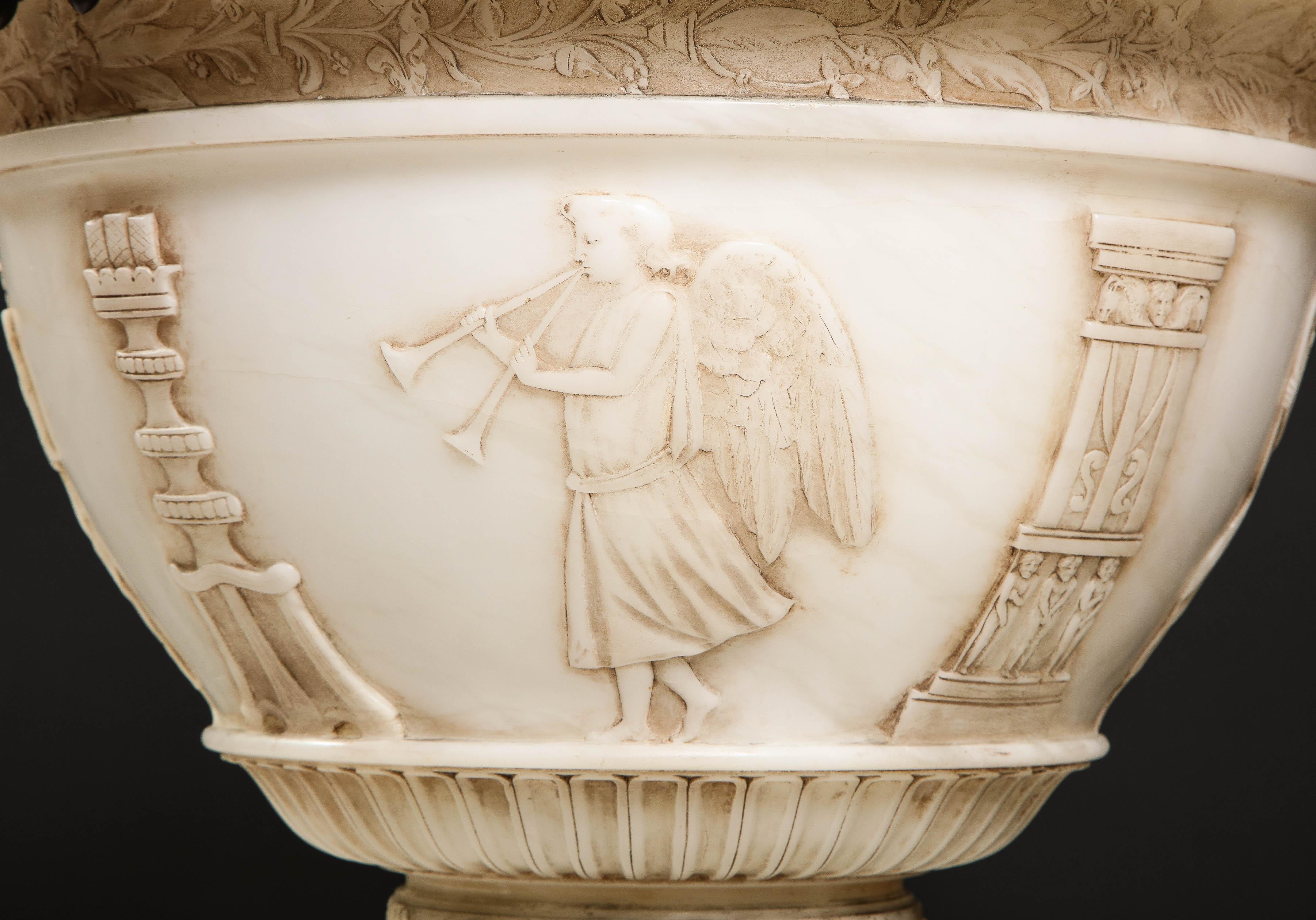 Intagliato a mano Un raffinato lampadario francese in stile neoclassico in alabastro intagliato e bronzo in vendita