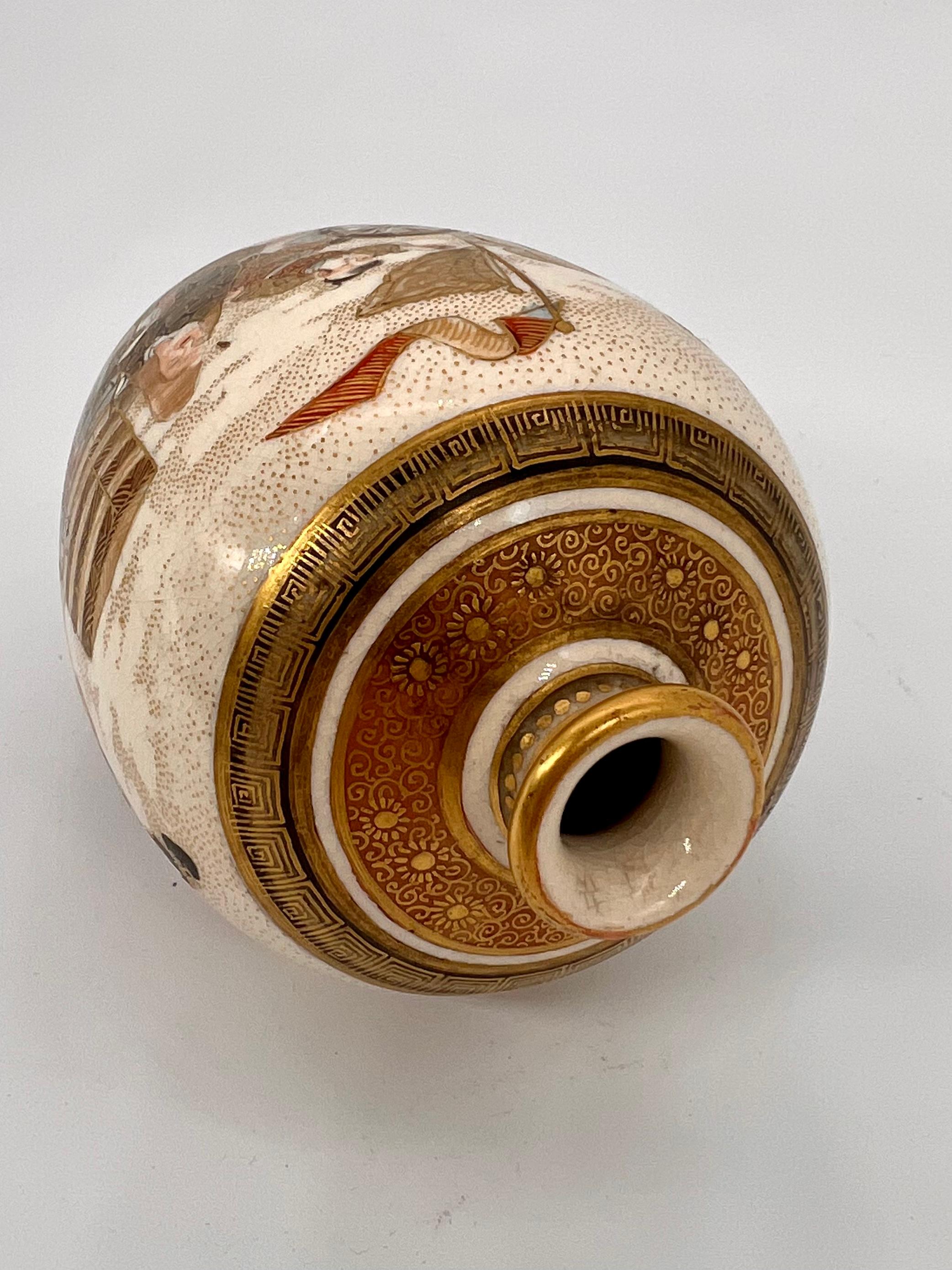 Feine antike japanische Satsuma eiförmige Vase. Signiert-Dozan. 19. Jahrhundert  im Angebot 4