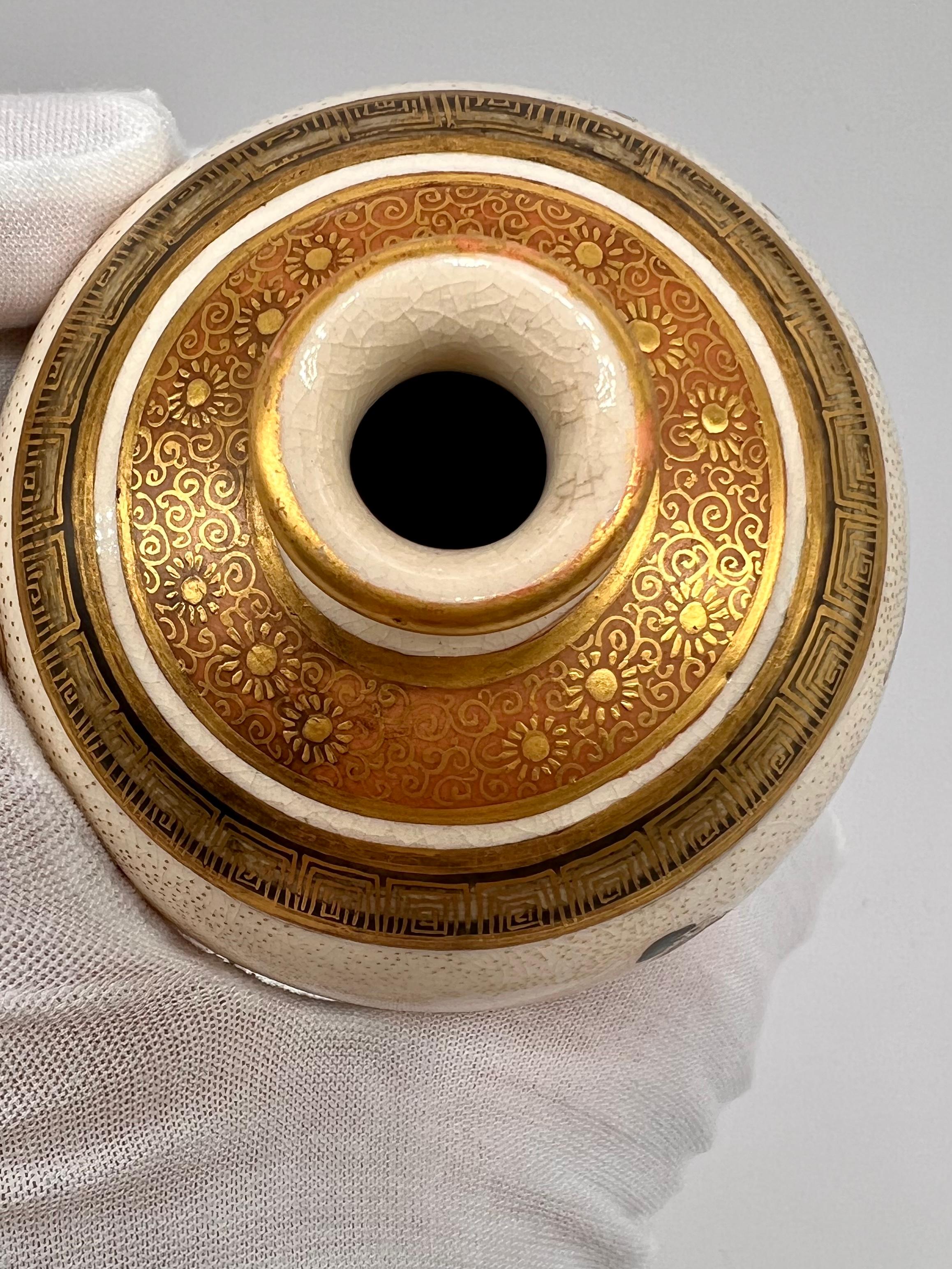 Feine antike japanische Satsuma eiförmige Vase. Signiert-Dozan. 19. Jahrhundert  im Angebot 11