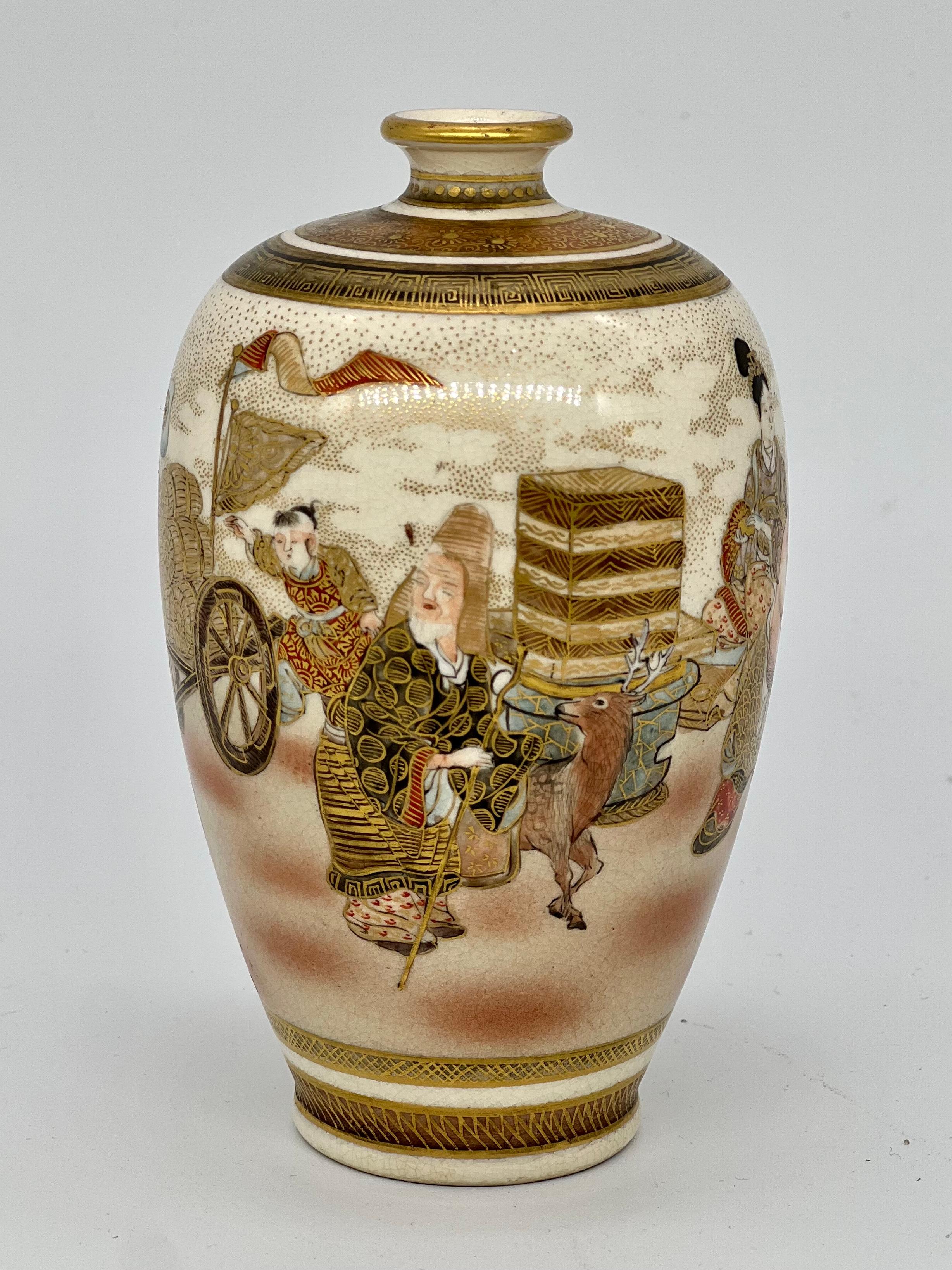 Eine feine antike japanische Satsuma Vase. Unterschrieben - Dozan. Meiji-Ära (1868-1912), Ende des 19. Jahrhunderts.

Emailliert und vergoldet mit einer fortlaufenden Szene, die die Shichifukujin (Sieben Glücksgötter) bei der Herstellung von Mochi