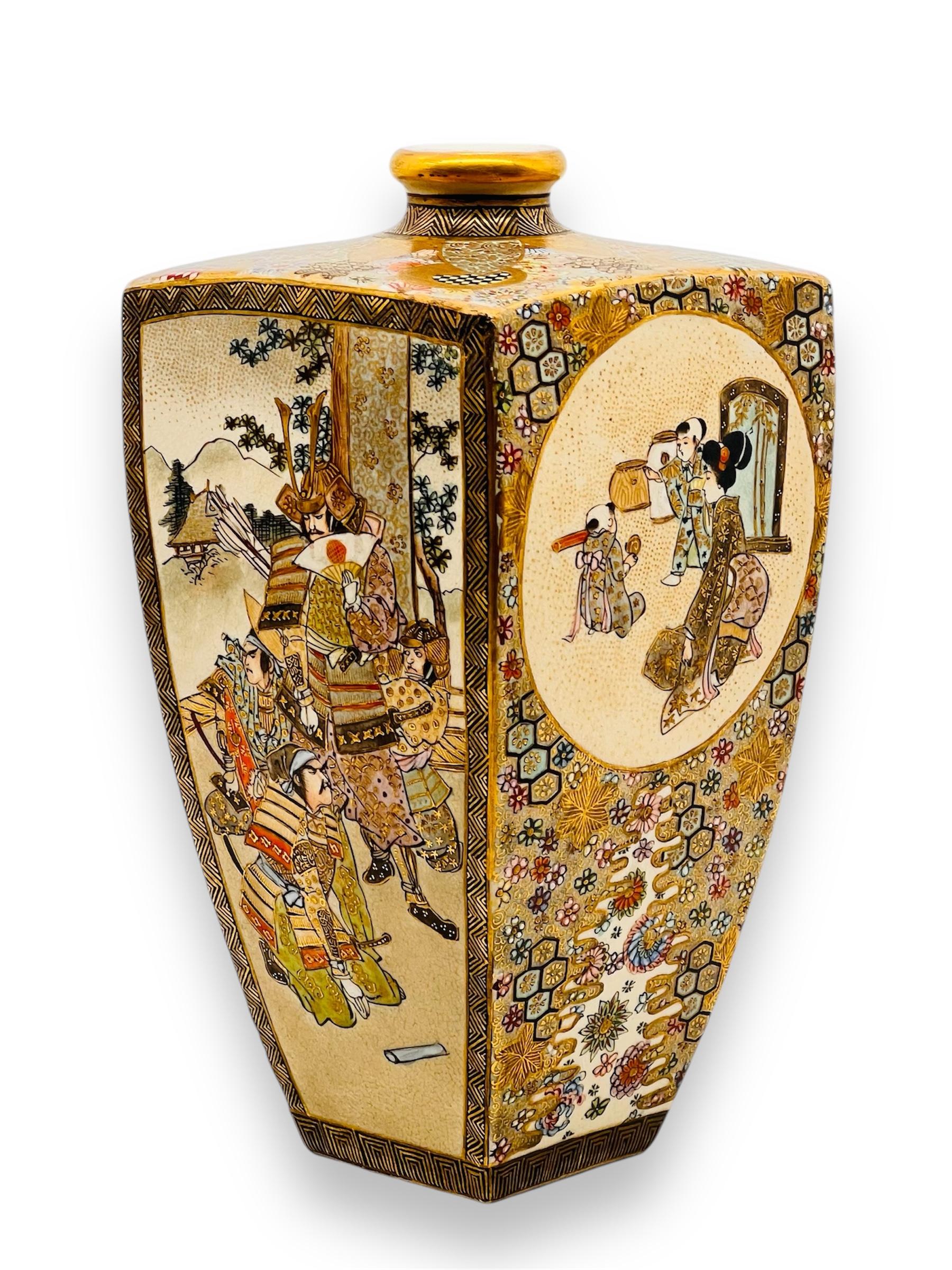 VASO GIAPPONESE SATSUMA DI ALTA QUALITÀ, PERIODO MEIJI.

Firmato da Kozan



di forma quadrata e affusolata, decorata con scene individuali di figure, circondate da fiori e fogliame.


18 cm di altezza


In ottime condizioni commisurate all'età.