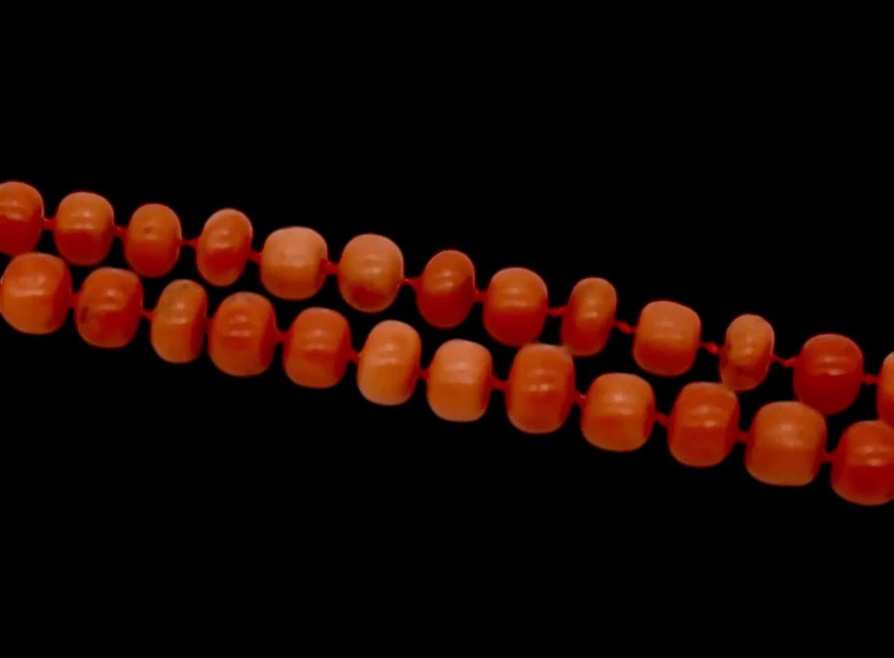Una raffinata collana di perle graduate di corallo Momo giapponese rosso naturale antico. 74 grammi in vendita 3