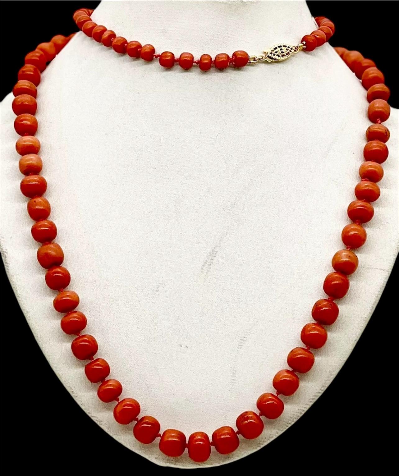 Una raffinata collana di perle graduate di corallo Momo giapponese rosso naturale antico. 74 grammi in vendita 5