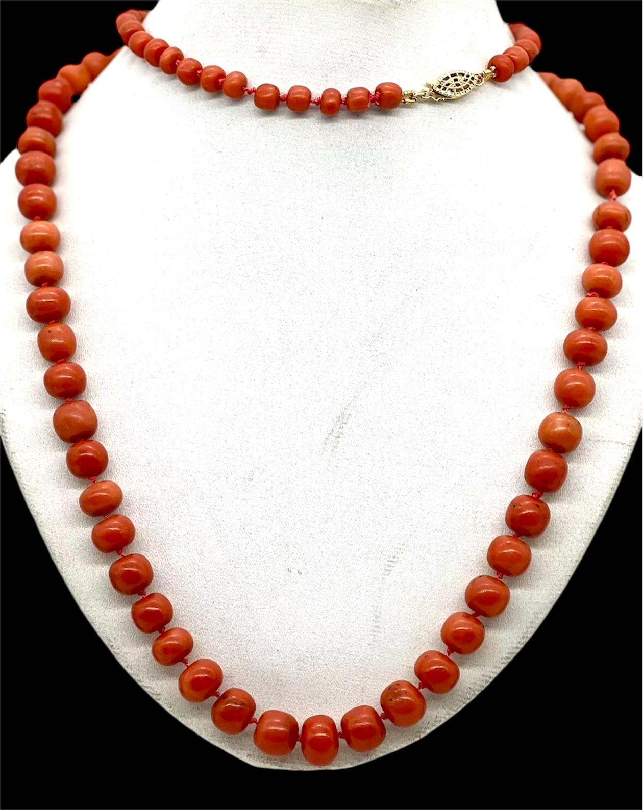Una raffinata collana di perle graduate di corallo Momo giapponese rosso naturale antico. 74 grammi in vendita 6