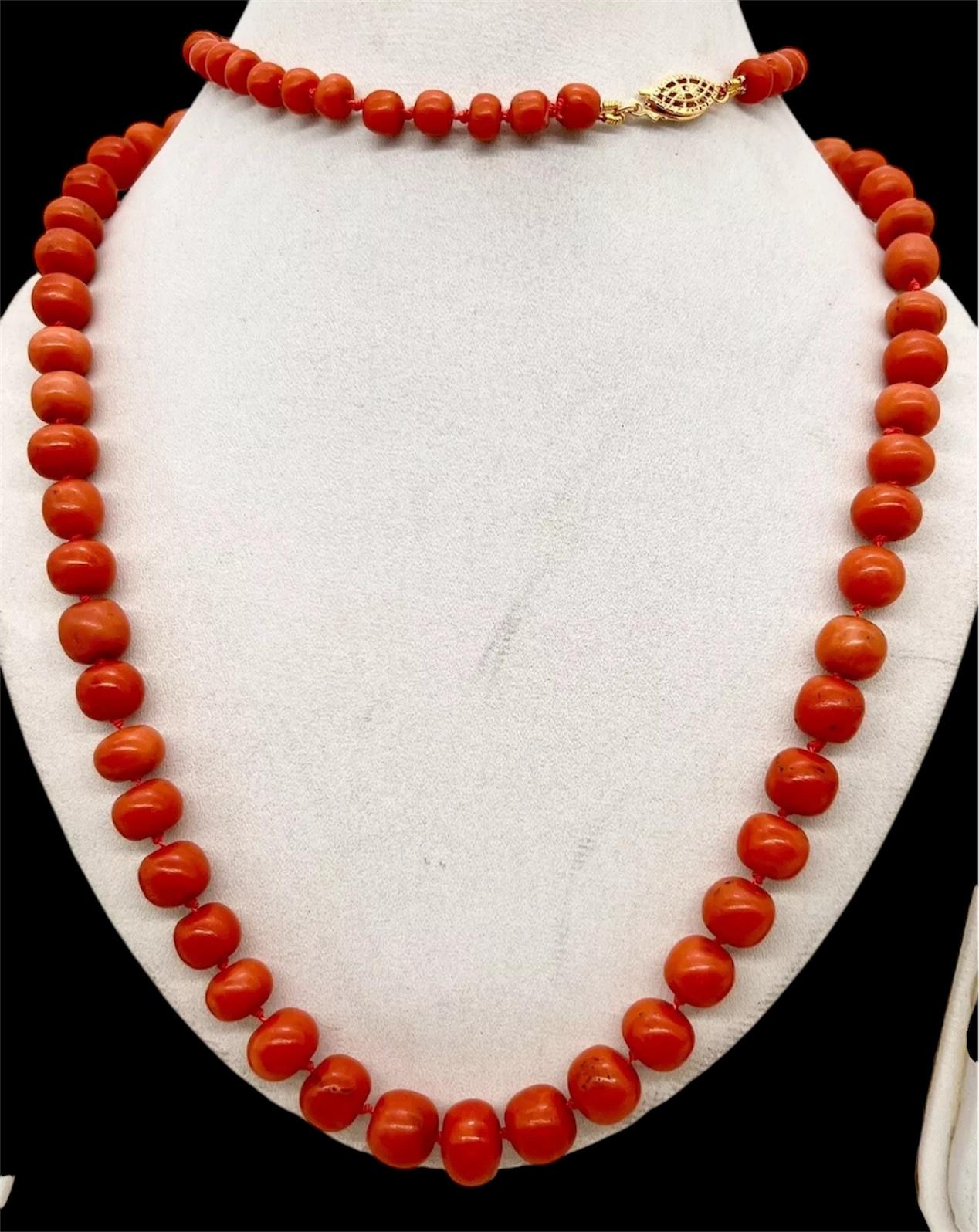Una raffinata collana di perle graduate di corallo Momo giapponese rosso naturale antico. 74 grammi in vendita 8