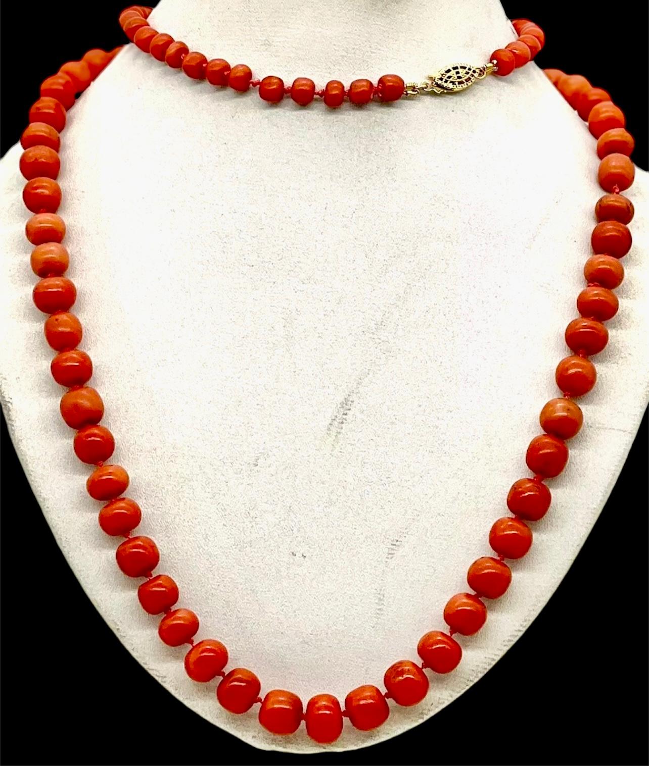 Collana di perline graduate in corallo rosso Momo naturale giapponese antico - Chiusura a gancio dorata.

Una bella collana di corallo del XIX secolo.


Le perle rotonde di corallo rosso hanno un bel taglio, colore, forma e lucentezza.

Questa