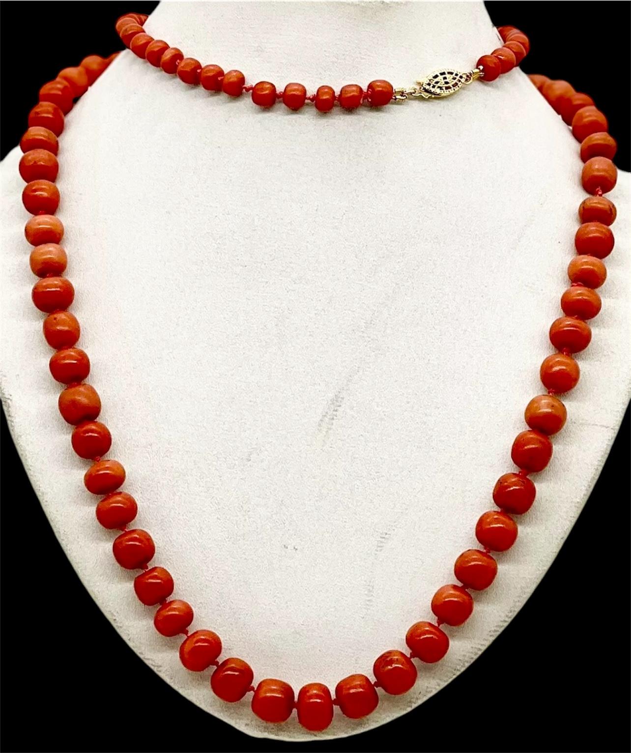 Giapponese Una raffinata collana di perle graduate di corallo Momo giapponese rosso naturale antico. 74 grammi in vendita