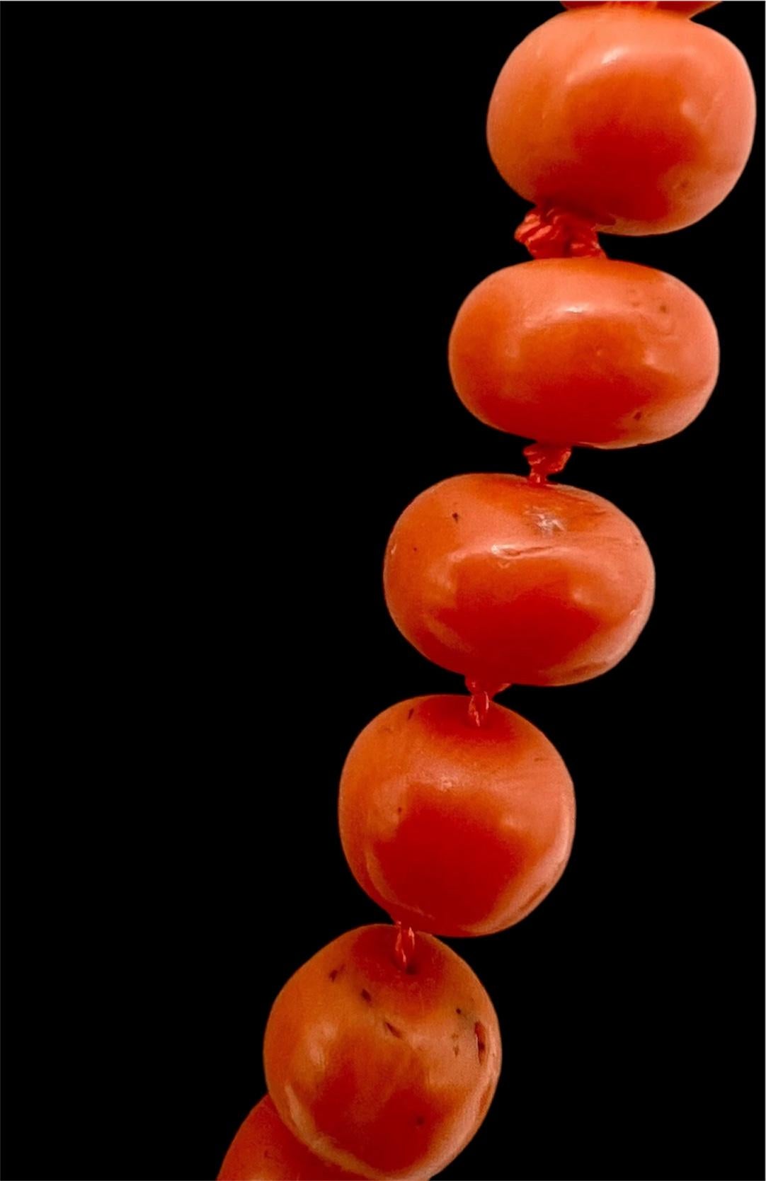 Intagliato a mano Una raffinata collana di perle graduate di corallo Momo giapponese rosso naturale antico. 74 grammi in vendita