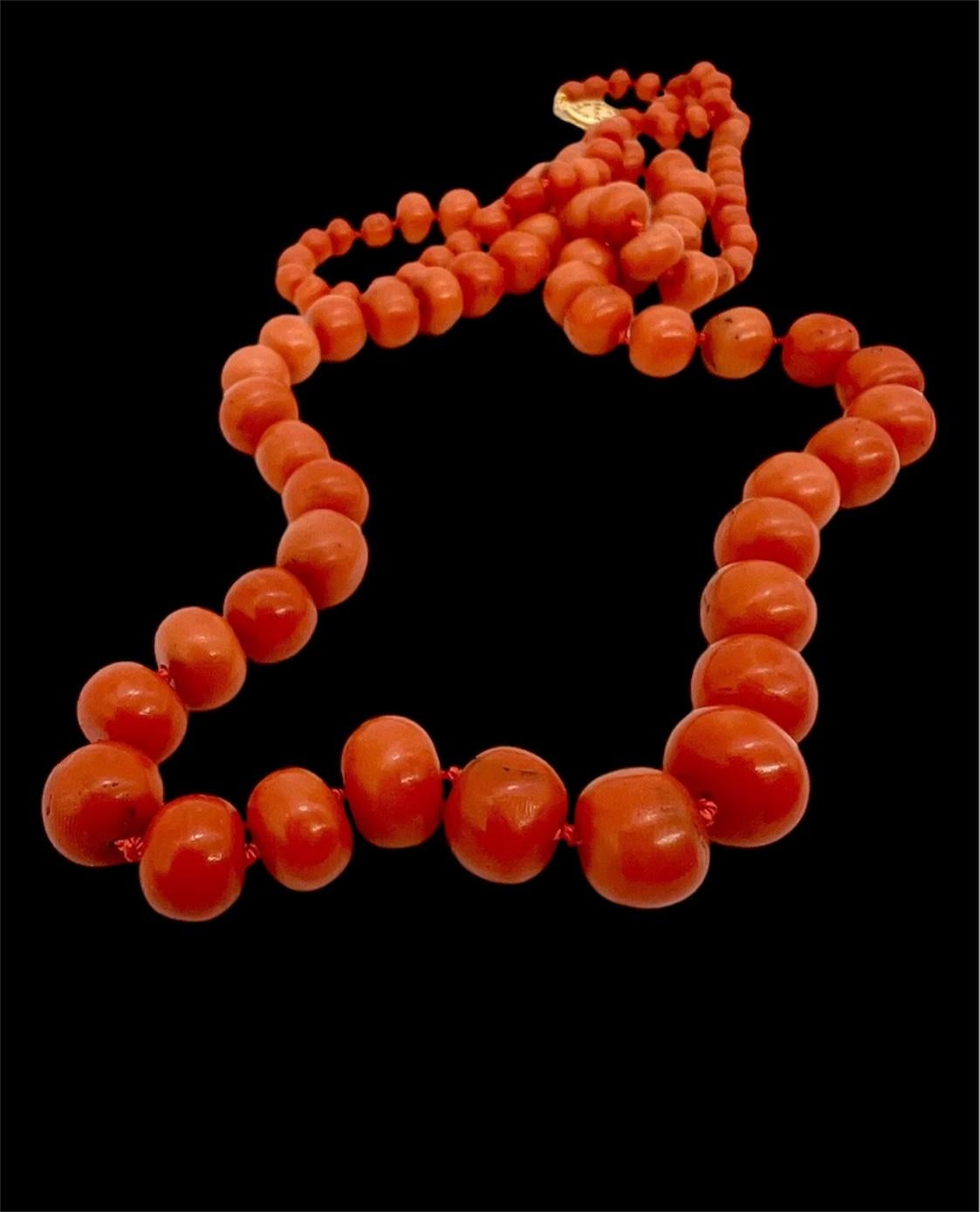 Una raffinata collana di perle graduate di corallo Momo giapponese rosso naturale antico. 74 grammi In condizioni buone in vendita a London, GB