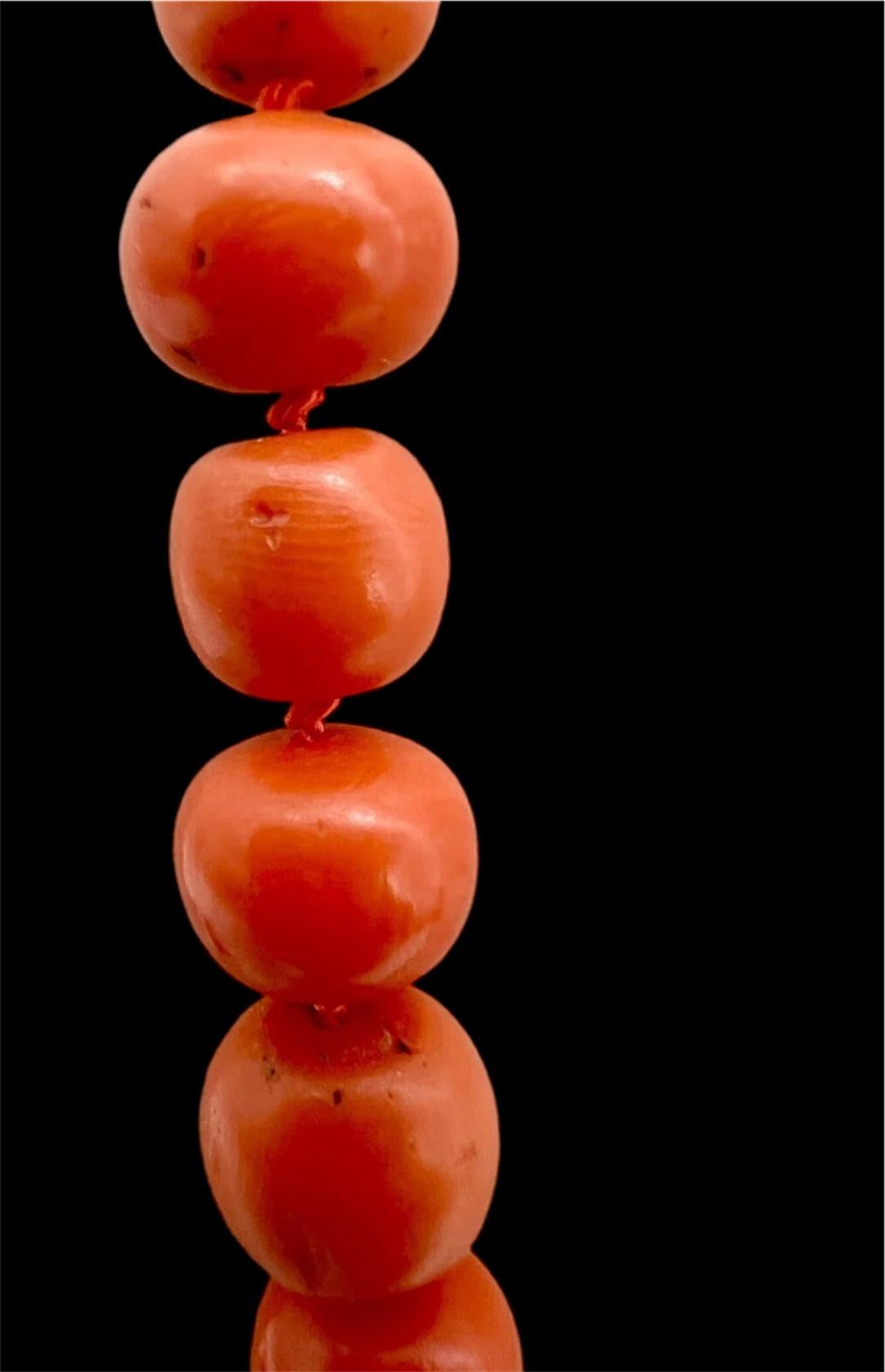 Corallo Una raffinata collana di perle graduate di corallo Momo giapponese rosso naturale antico. 74 grammi in vendita