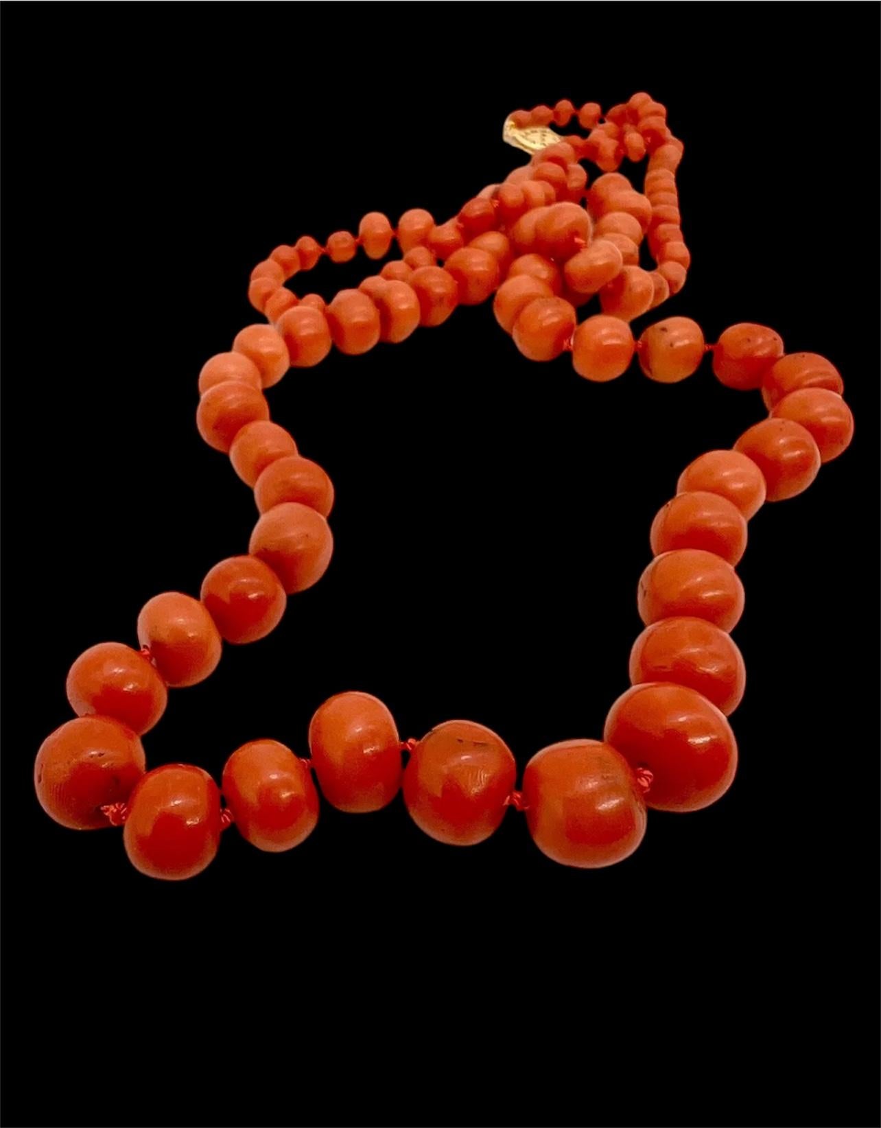Una raffinata collana di perle graduate di corallo Momo giapponese rosso naturale antico. 74 grammi in vendita 1