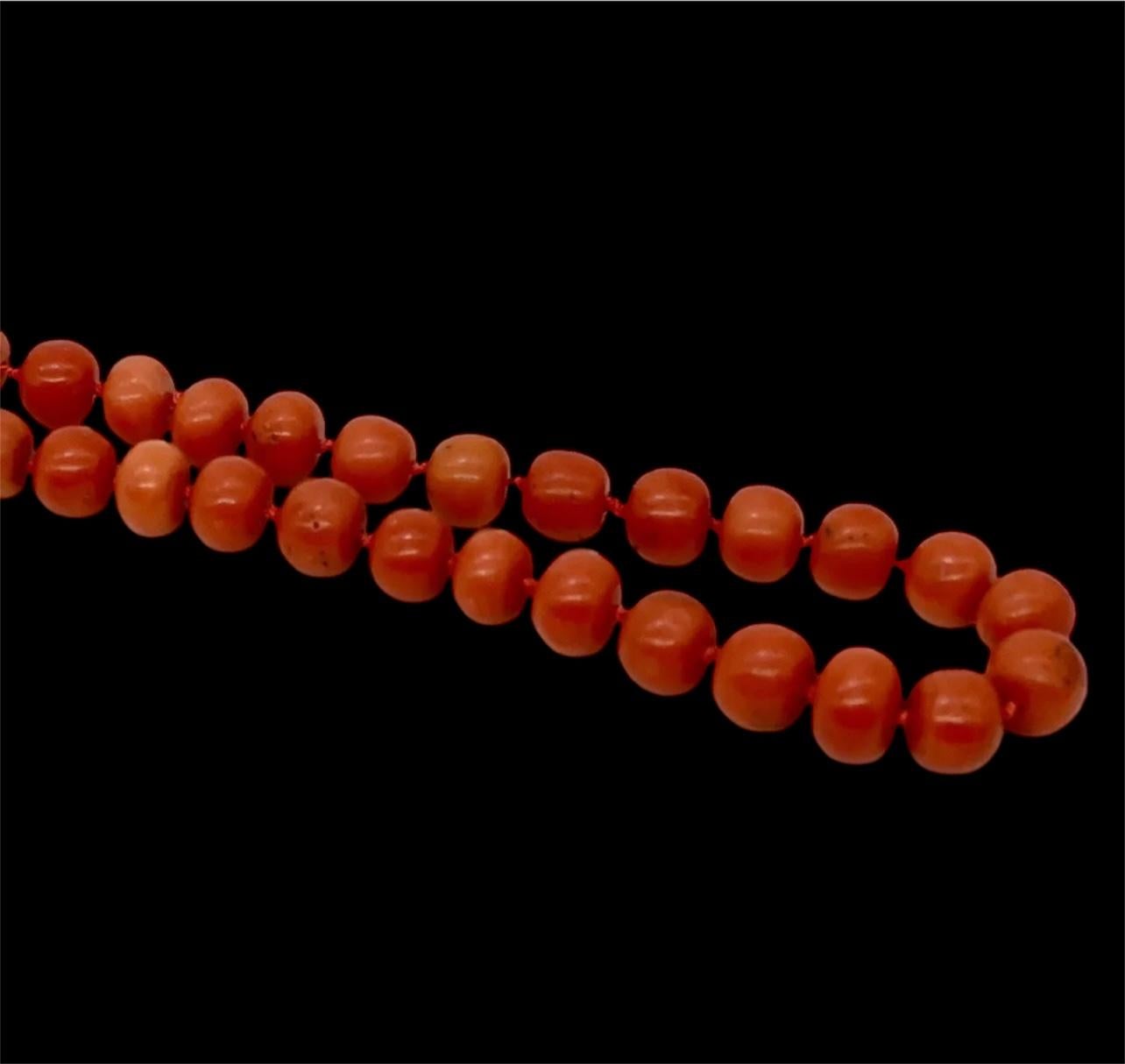 Una raffinata collana di perle graduate di corallo Momo giapponese rosso naturale antico. 74 grammi in vendita 2