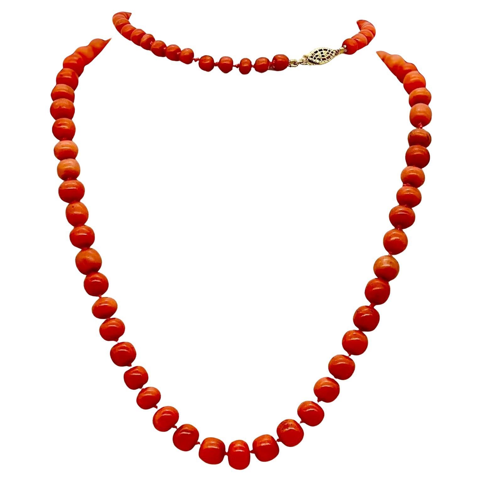Una raffinata collana di perle graduate di corallo Momo giapponese rosso naturale antico. 74 grammi in vendita