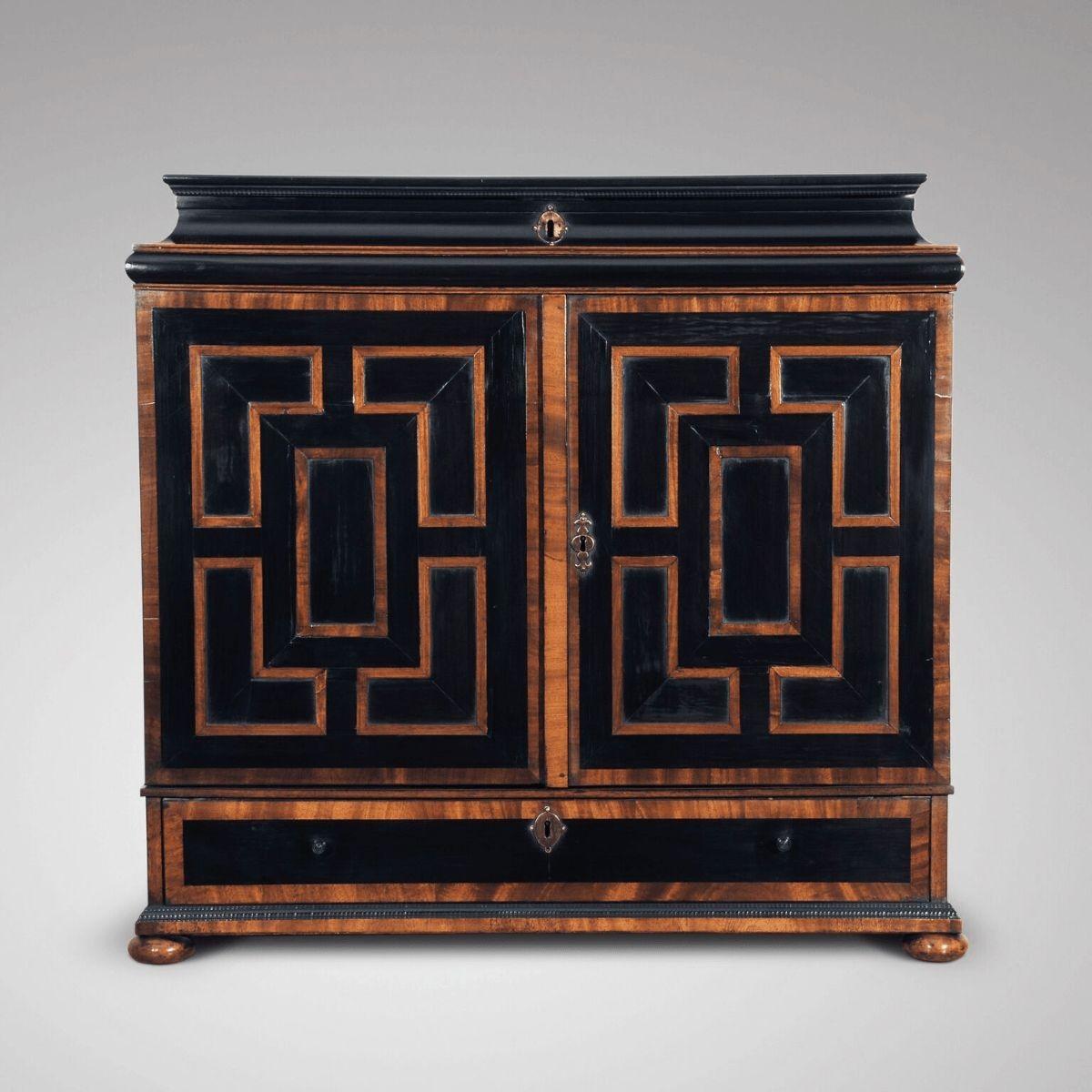 Fino armario de mesa pintado de Amberes del siglo XVII, belga, circa 1650

Mueble de mesa de ébano y nogal con molduras onduladas, las dos puertas se abren para revelar un interior equipado. El interior de las puertas y los frentes de los cajones